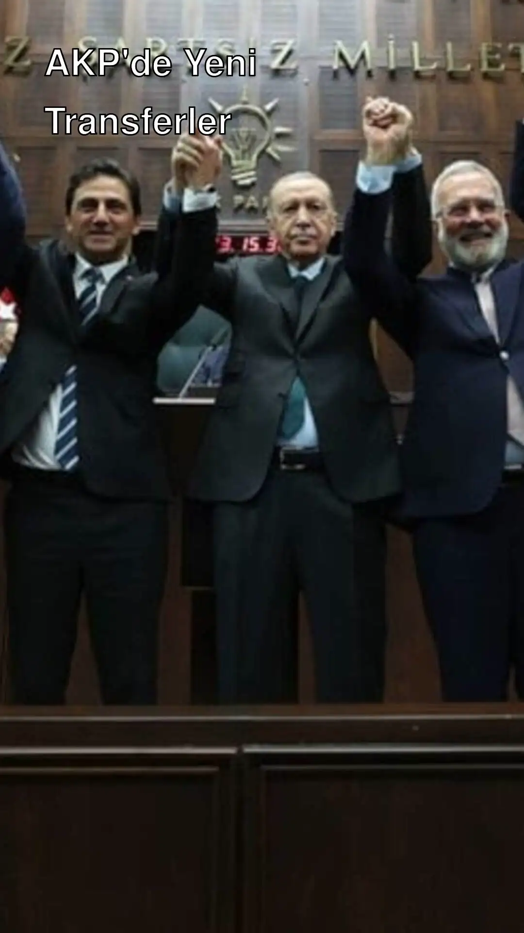 AK Parti kongre öncesi 10 yeni transfer. Bir grup adam takım elbise giymiş, elleri yukarıda. AK Parti kongre öncesi 10 yeni transfer. Bir grup adam takım elbise giymiş, elleri yukarıda.
