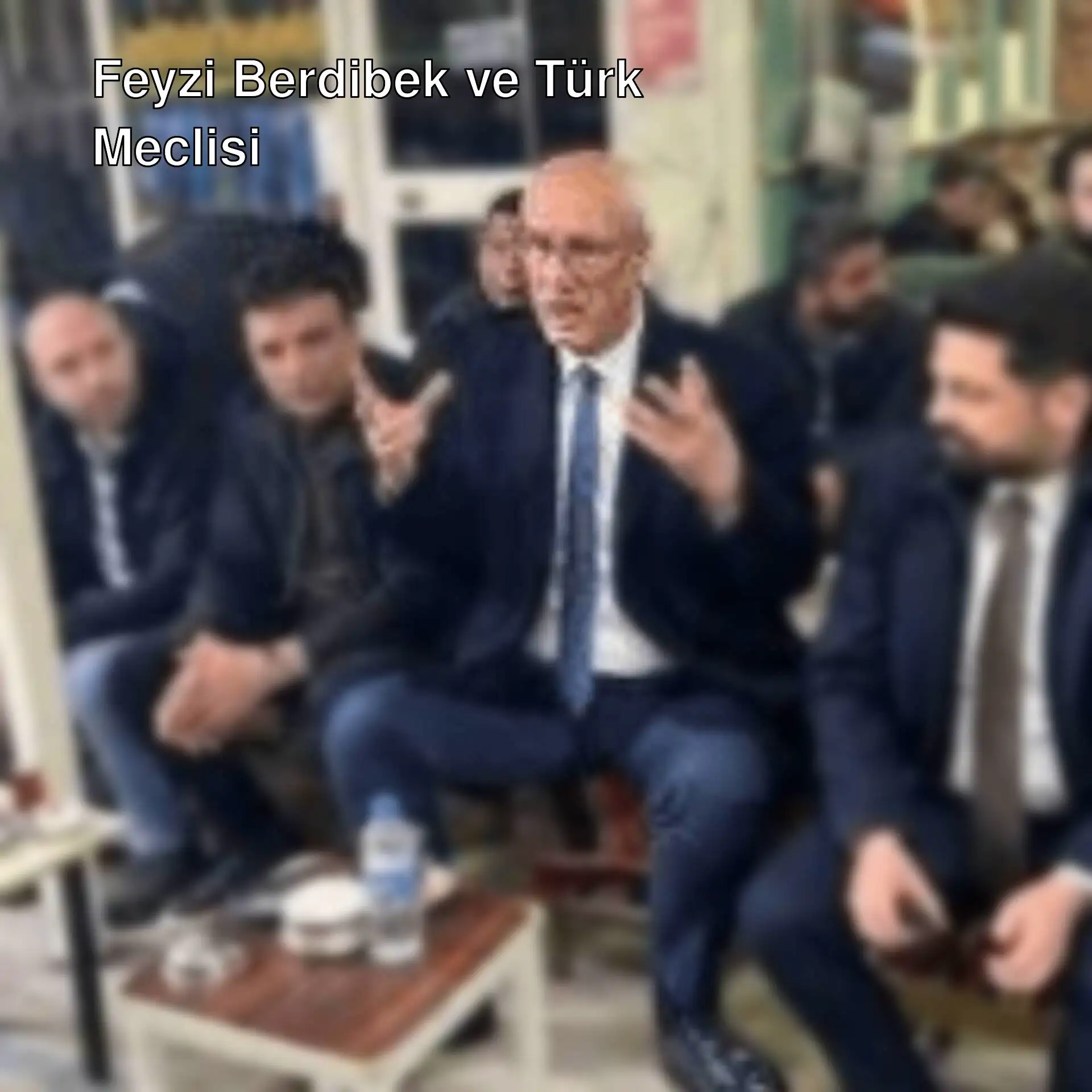 Bir grup erkeğin bankta oturduğu görüntü.