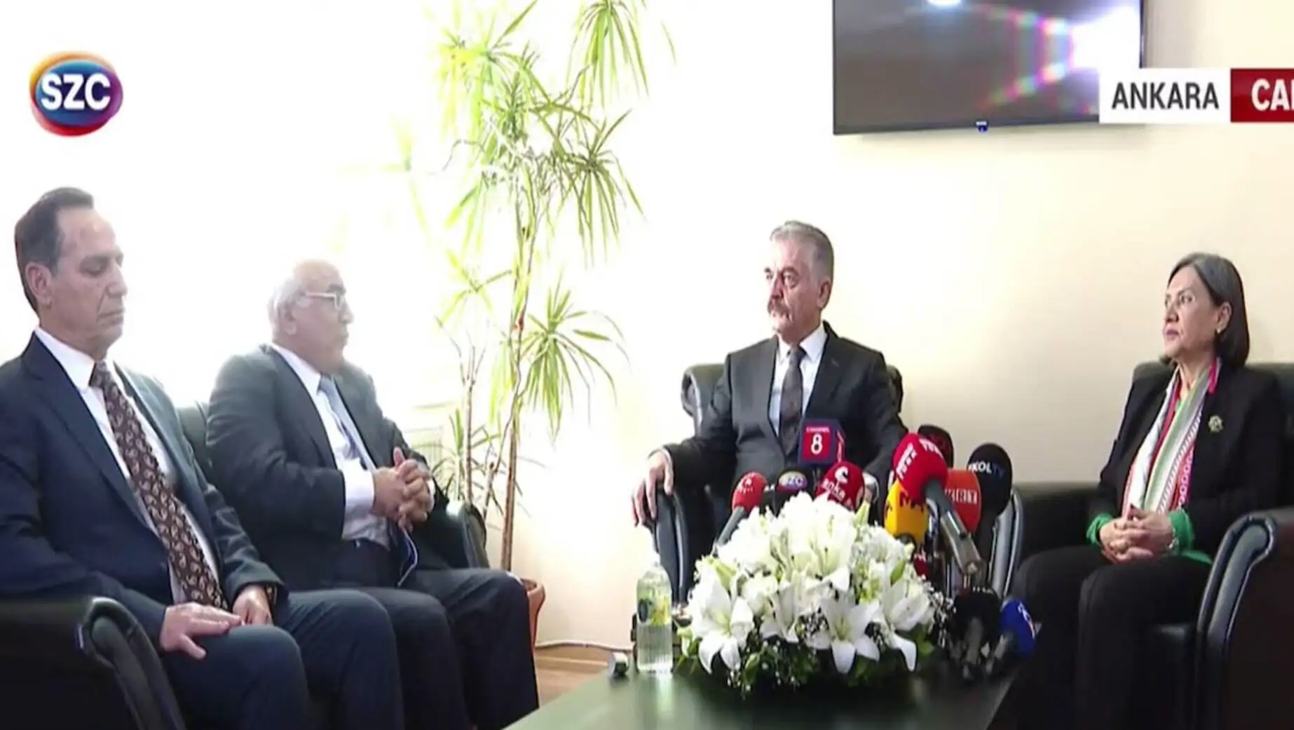 AKP ve DEM Parti heyetleri bayramlaşma sırasında. AKP ve DEM Parti heyetleri bayramlaşma sırasında.