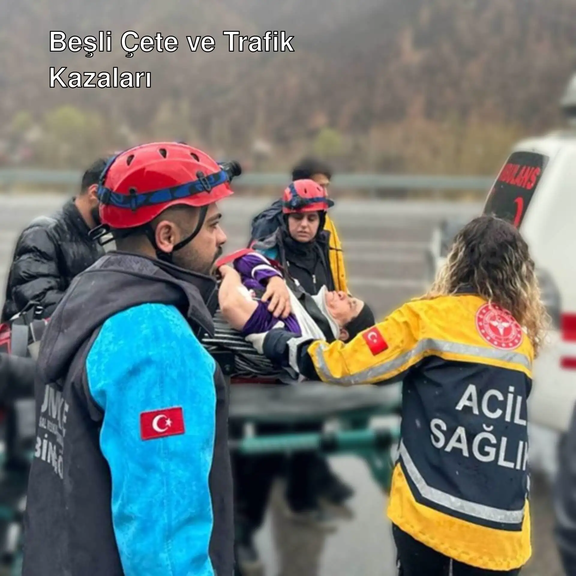 Bir grup insan sedye etrafında toplanmış. Bir grup insan sedye etrafında toplanmış.