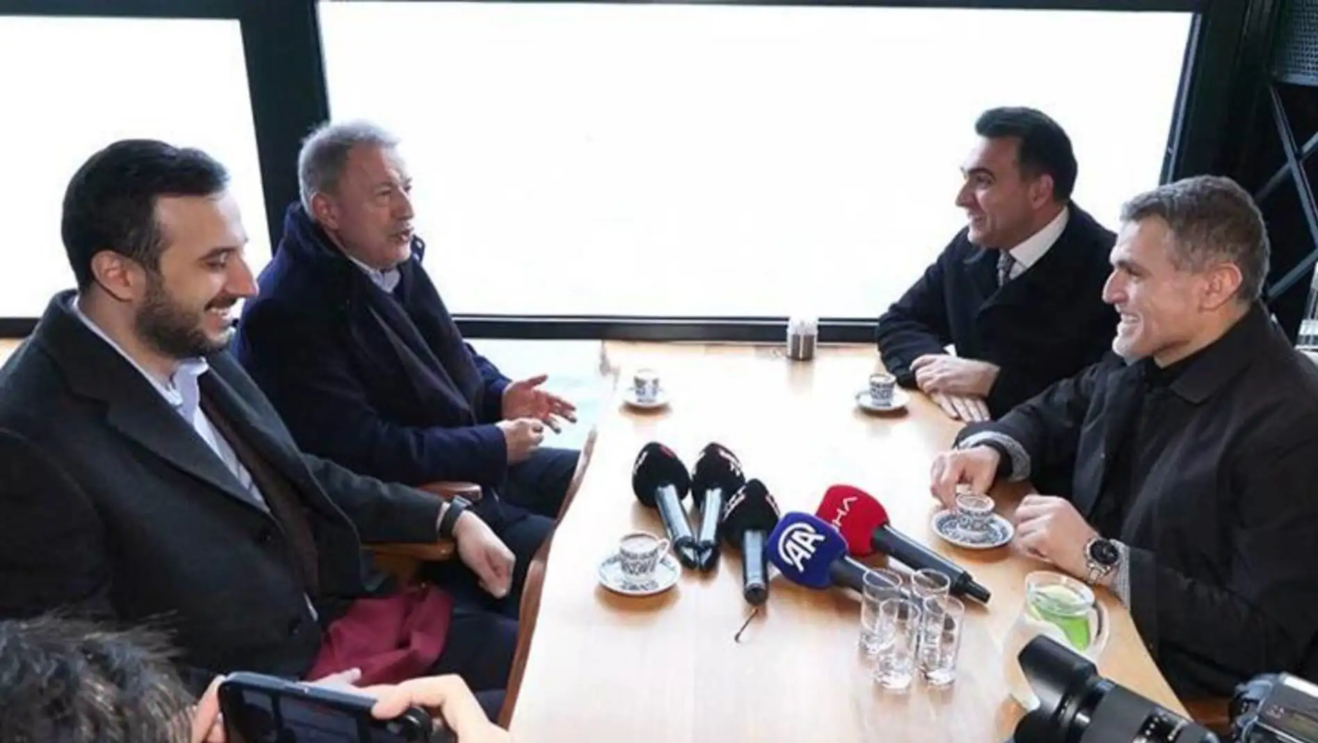 Hulusi Akar, AK Parti üyeleriyle toplantıda. Hulusi Akar, AK Parti üyeleriyle toplantıda.