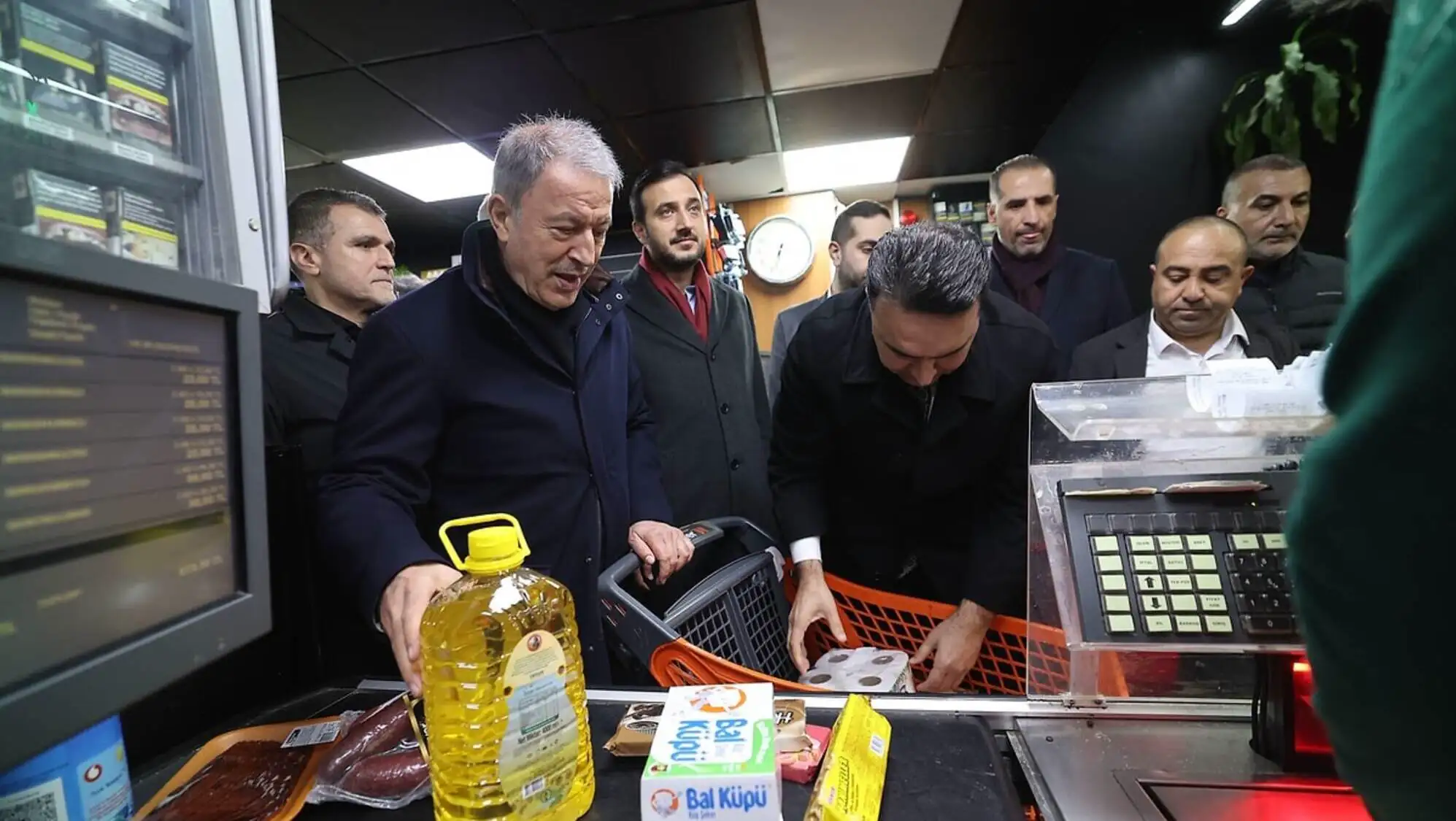 Hulusi Akar, esnaf ziyareti yaparken. Hulusi Akar, esnaf ziyareti yaparken.