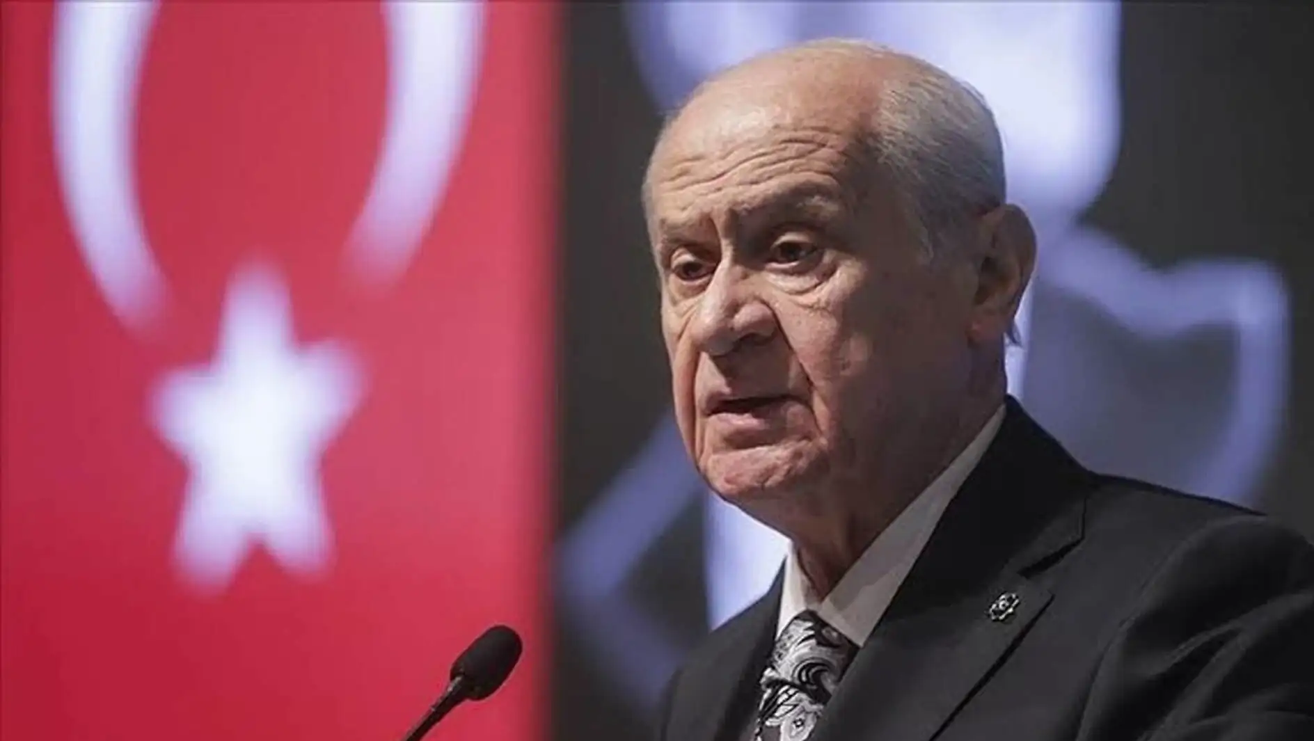 Devlet Bahçeli, takım elbise giymiş bir adam. Devlet Bahçeli, takım elbise giymiş bir adam.