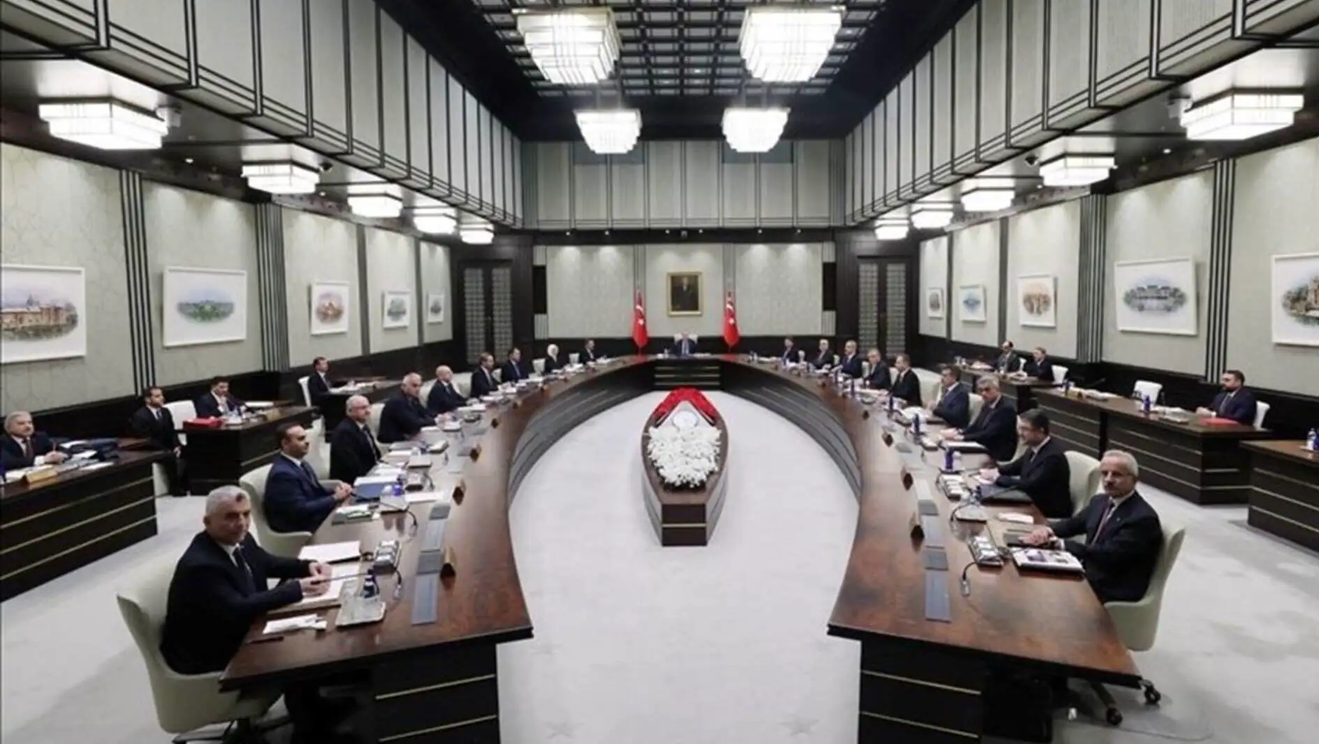 Kabine toplantısında bakanlar bir araya geliyor. Kabine toplantısında bakanlar bir araya geliyor.