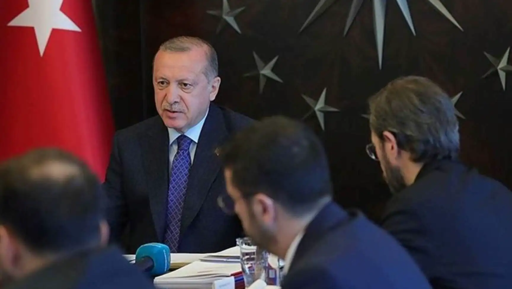 Kabine toplantısında bakanlar bir araya geliyor. Kabine toplantısında bakanlar bir araya geliyor.