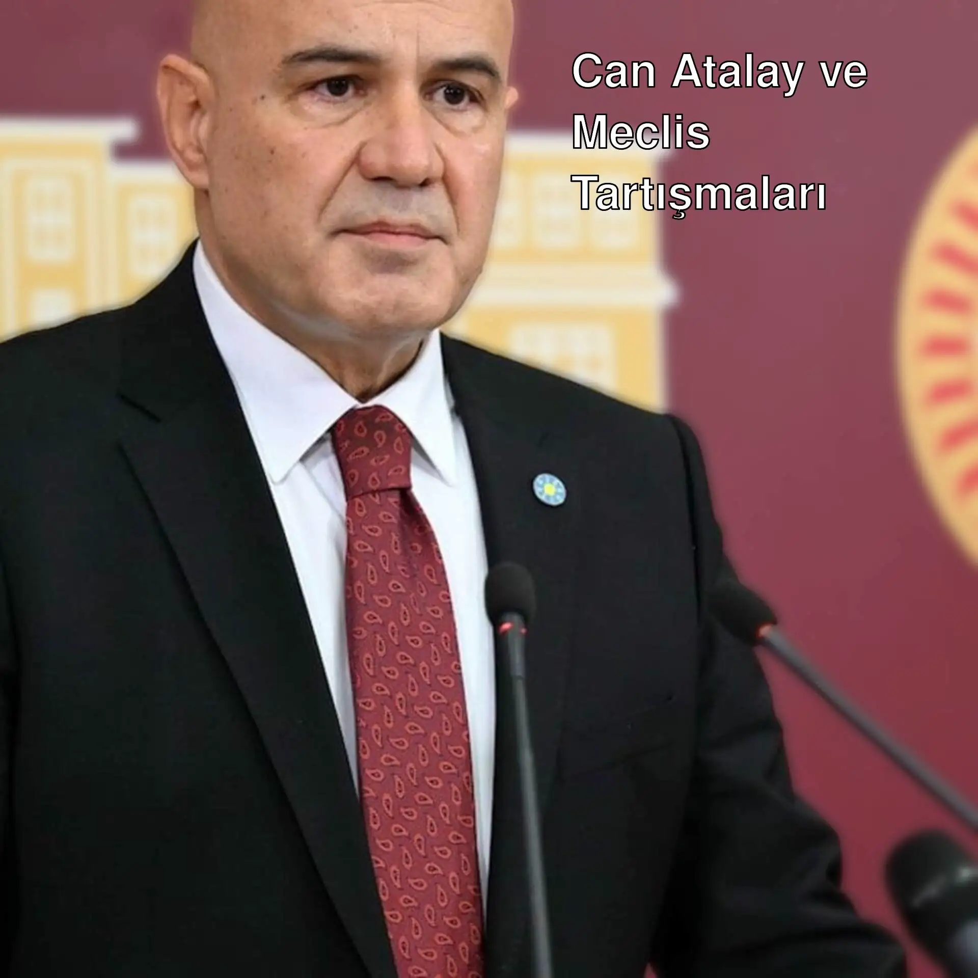 Bir adam takım elbise giymiş ve mikrofonların önünde duruyor. Bir adam takım elbise giymiş ve mikrofonların önünde duruyor.