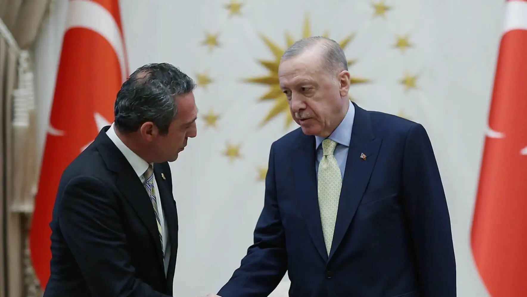 Cumhurbaşkanı Erdoğan ve Ali Koç, el sıkışıyor. Cumhurbaşkanı Erdoğan ve Ali Koç, el sıkışıyor.