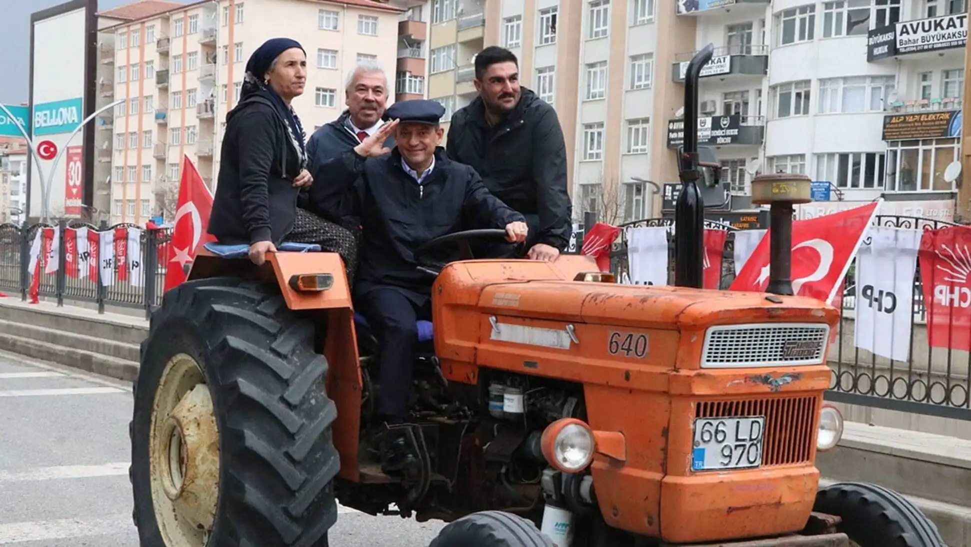 Traktör üzerinde bir grup insan. Traktör üzerinde bir grup insan.