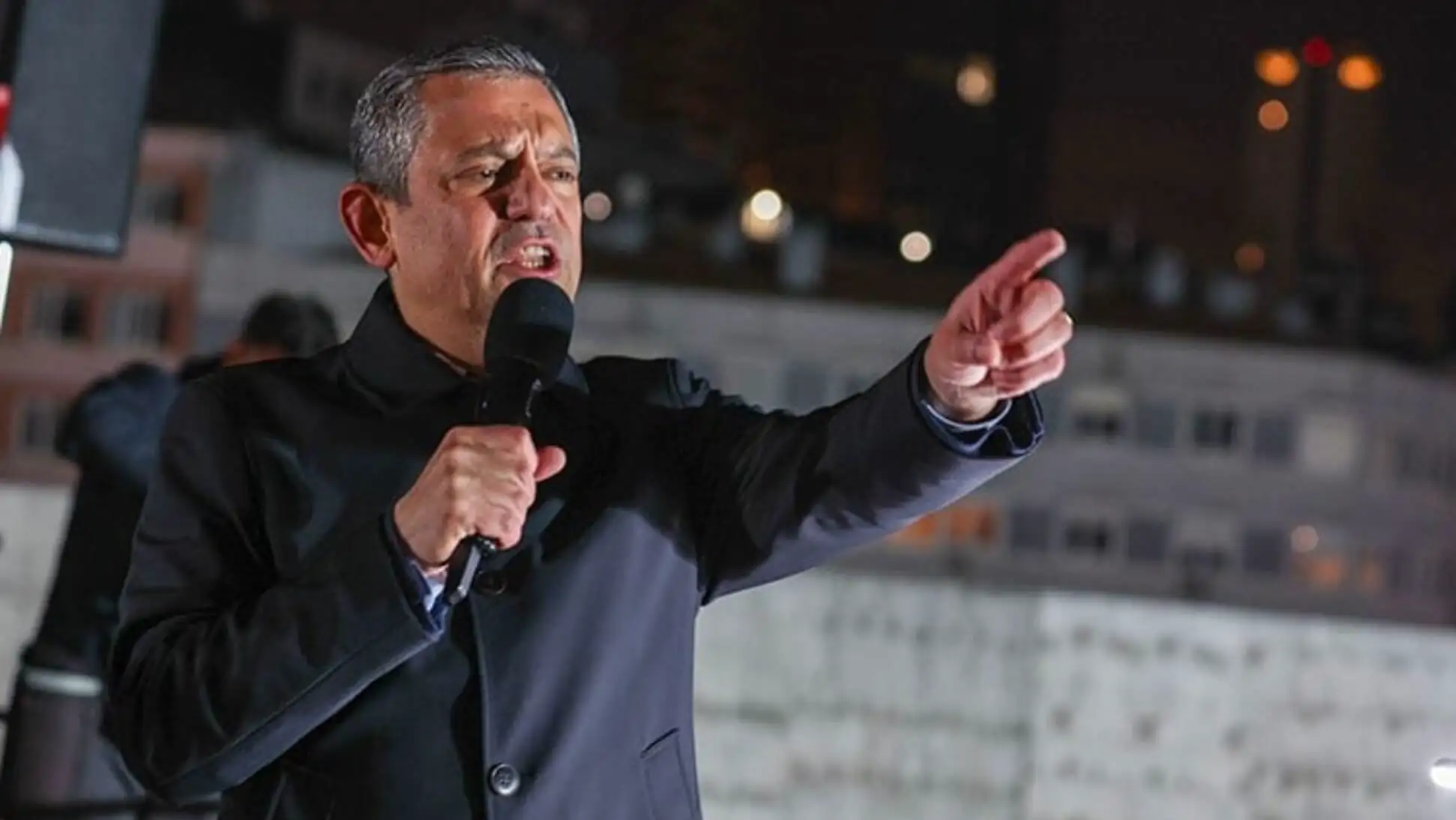 Mikrofon tutan bir adam Mikrofon tutan bir adam