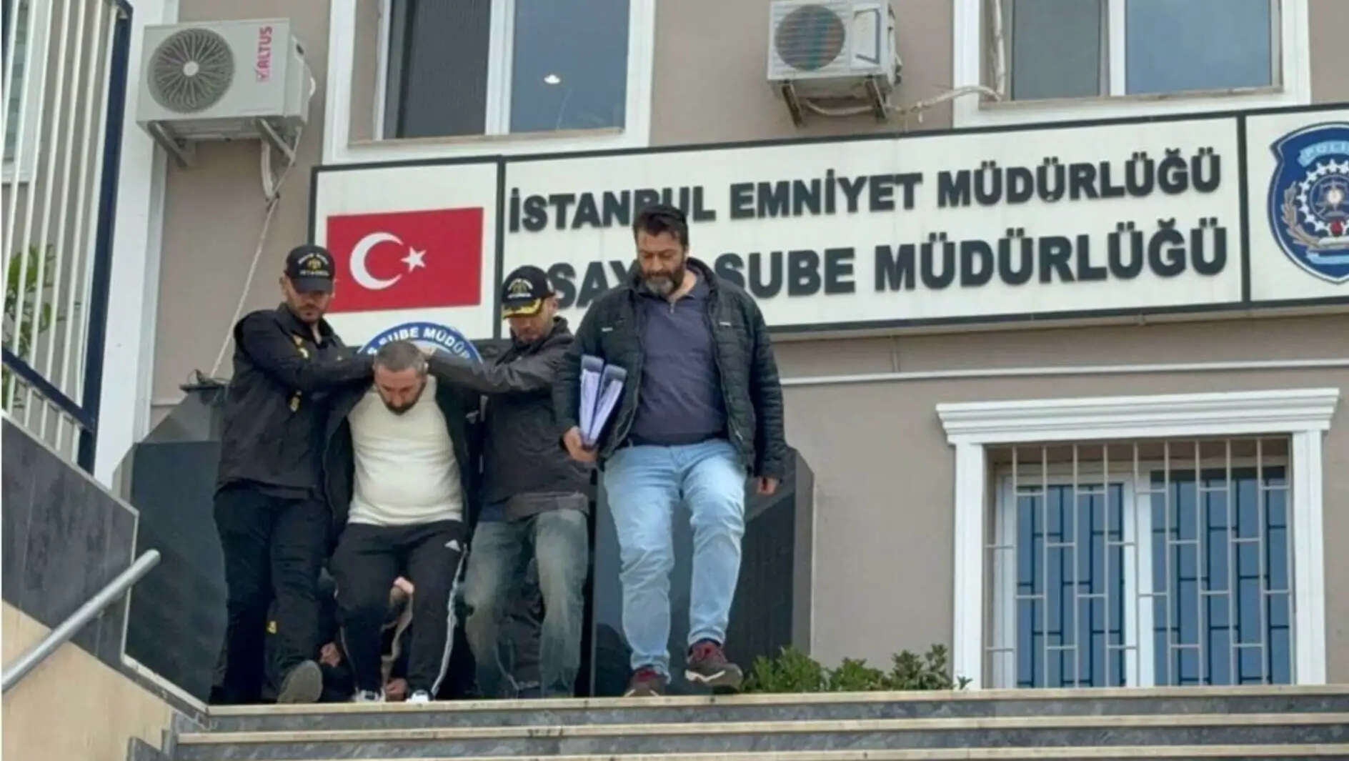 Beşli çete olayı ile ilgili bir grup adam. Beşli çete olayı ile ilgili bir grup adam.
