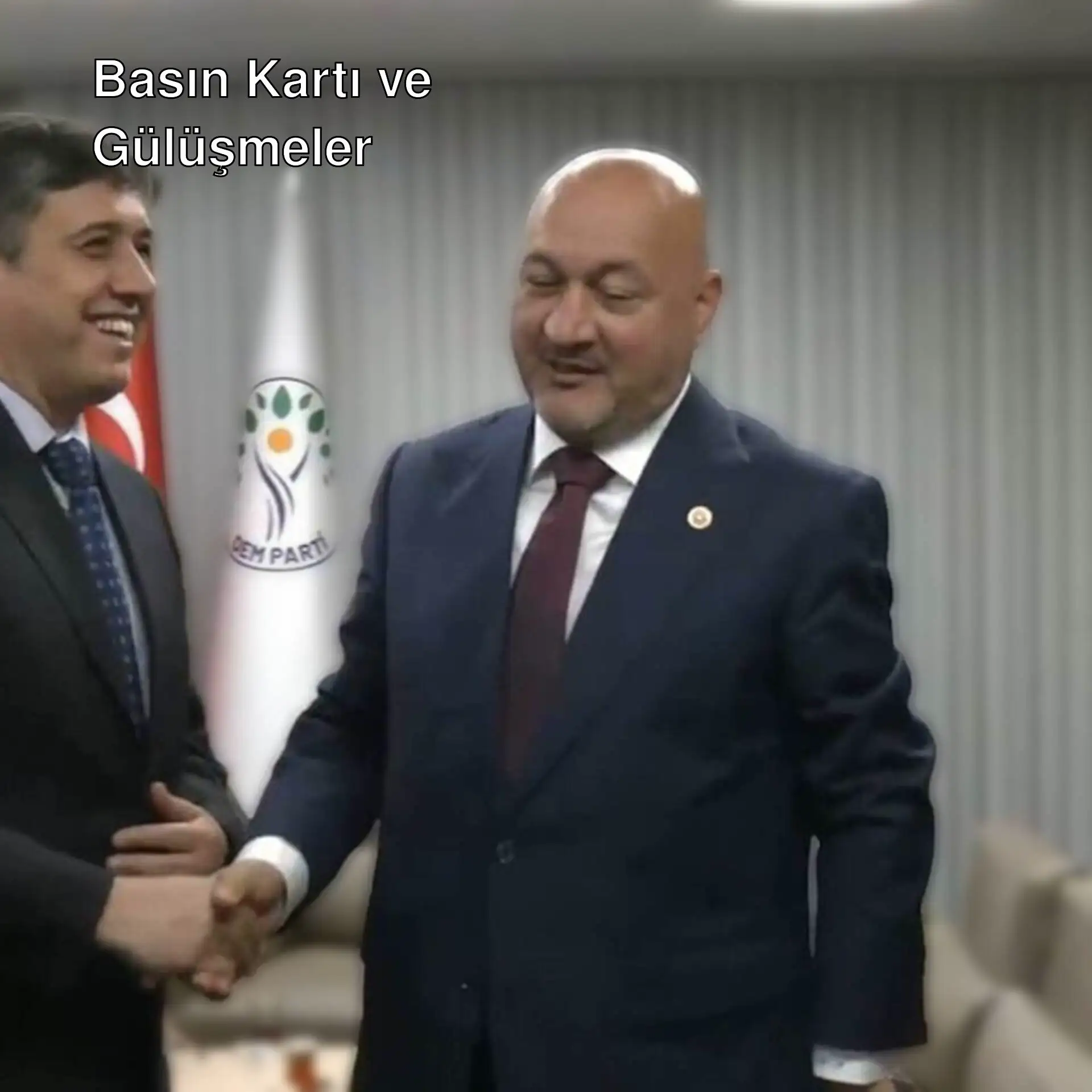İki adam bir odada el sıkışıyor. İki adam bir odada el sıkışıyor.