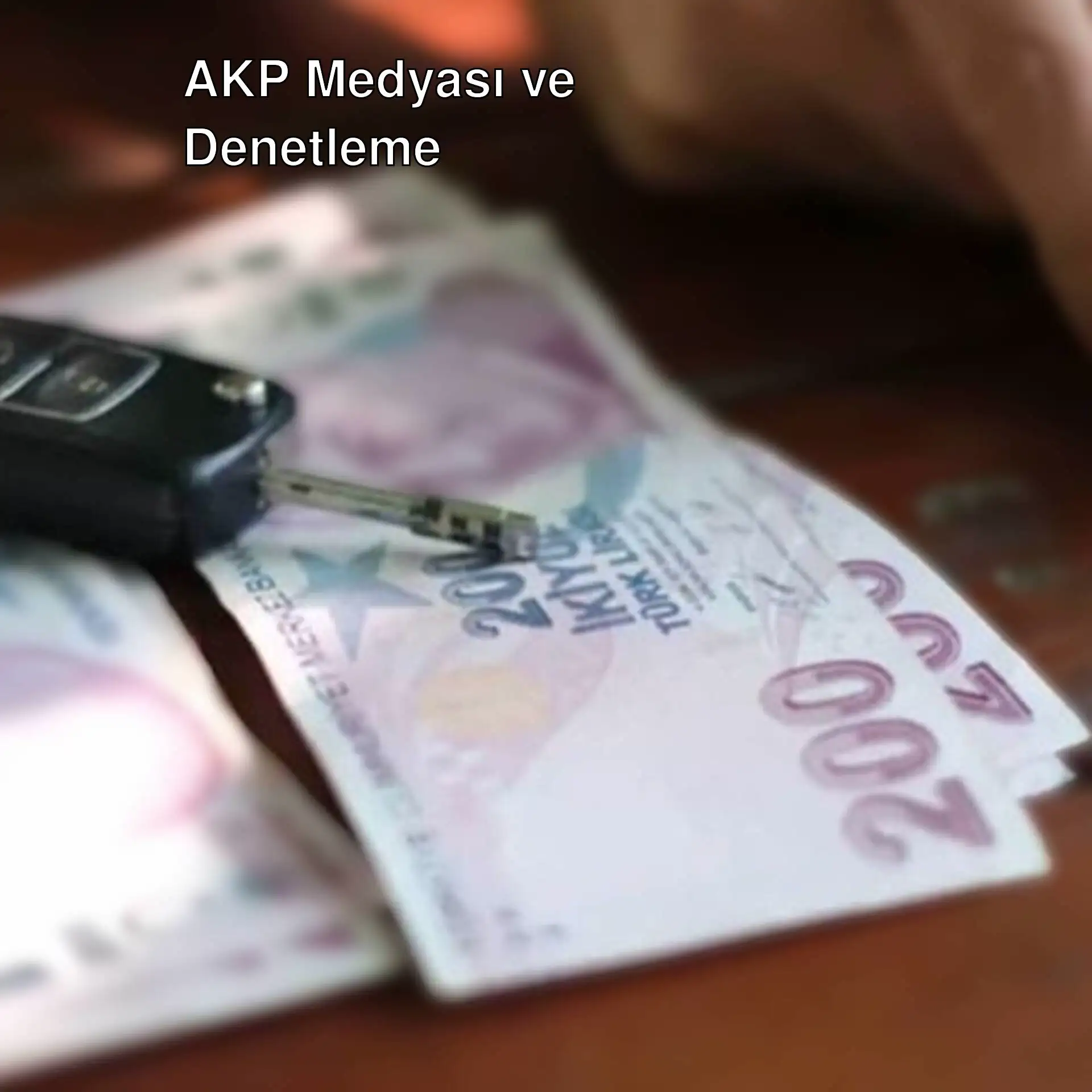 Bir el araba anahtarı ve bir yığın para tutuyor. Bir el araba anahtarı ve bir yığın para tutuyor.