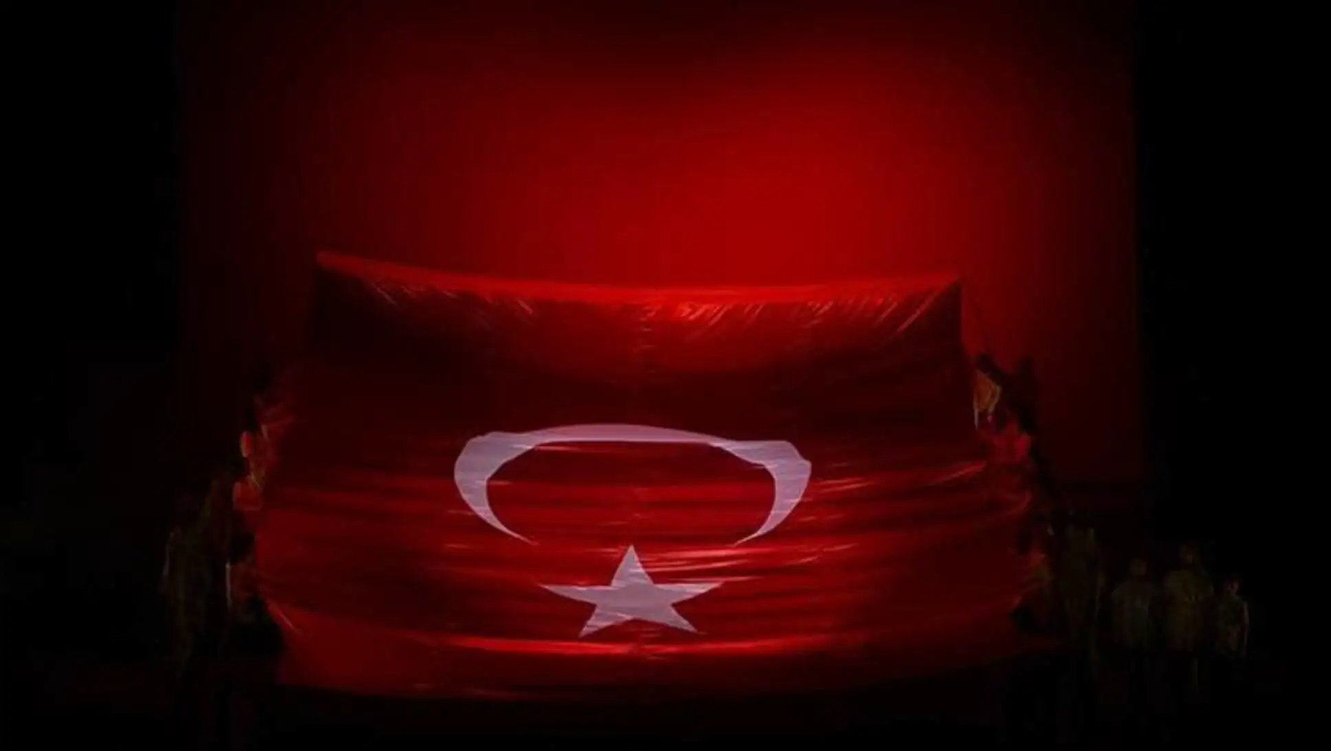 Etkinlikte sahnede büyük Türk bayrağı açıldı. Etkinlikte sahnede büyük Türk bayrağı açıldı.