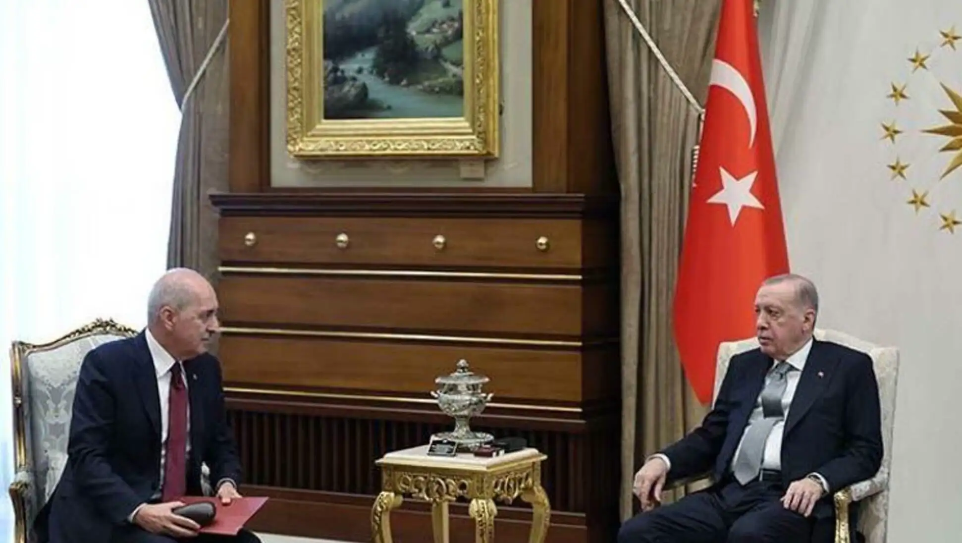 President Erdoğan during the meeting with Parliament Speaker Kurtulmuş. President Erdoğan during the meeting with Parliament Speaker Kurtulmuş.