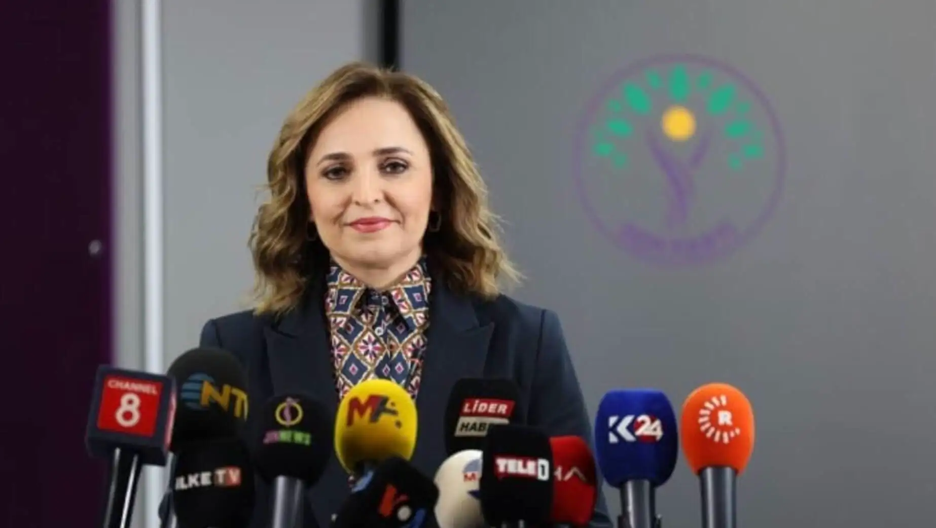 Tuncer Bakırhan, basın toplantısında konuşuyor. Tuncer Bakırhan, basın toplantısında konuşuyor.