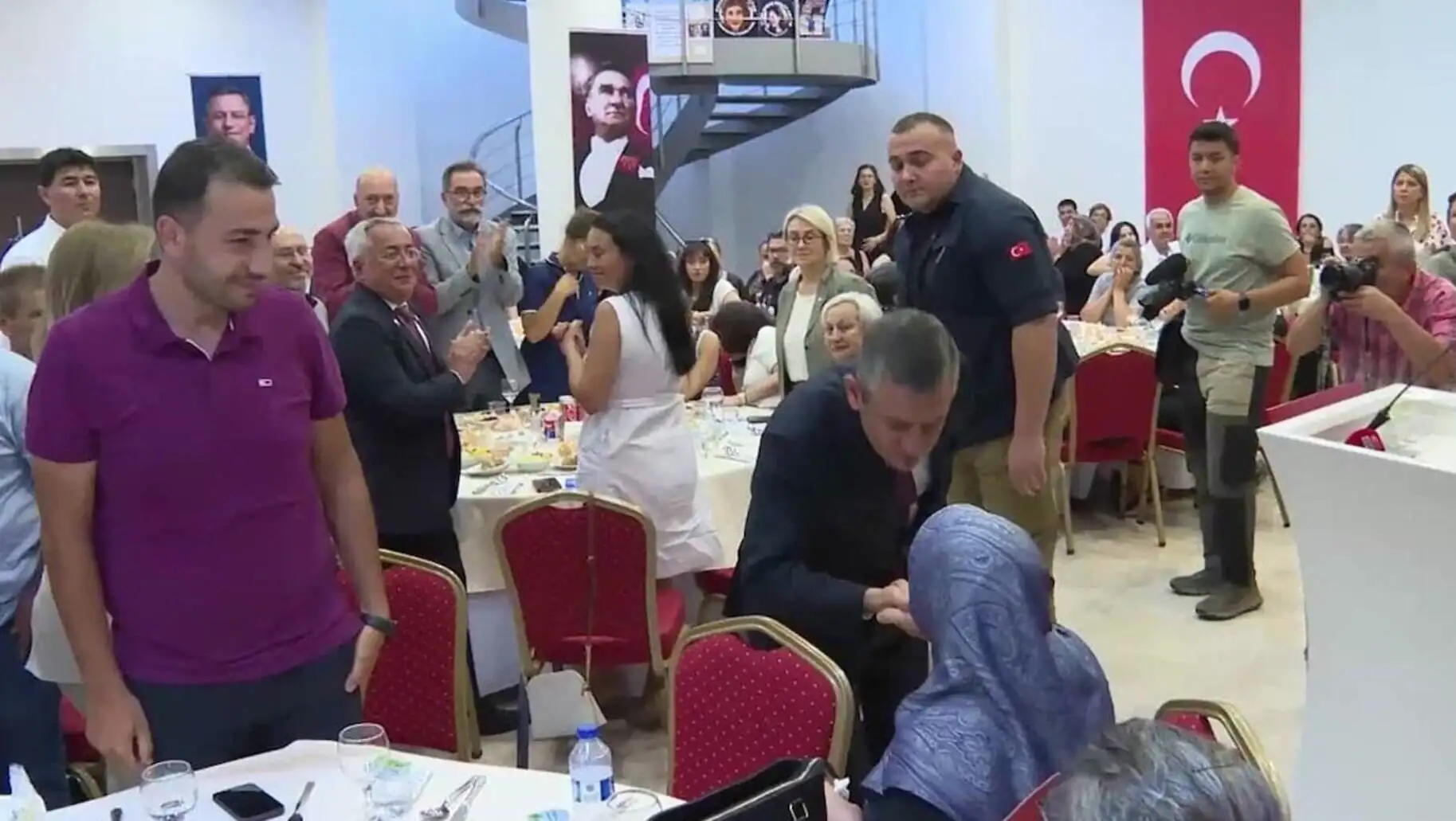 Özgür Özel, toplantıda konuşma yapıyor. Özgür Özel, toplantıda konuşma yapıyor.