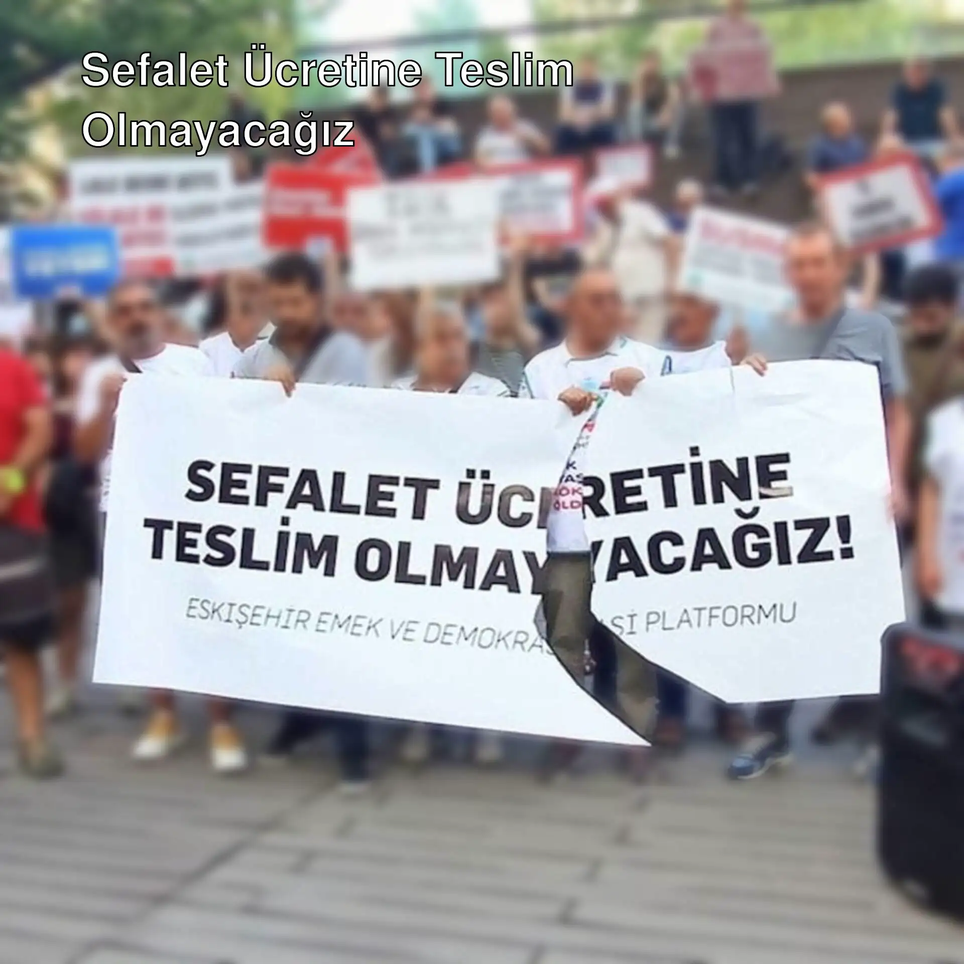 Bir grup insan pankart tutuyor. Bir grup insan pankart tutuyor.