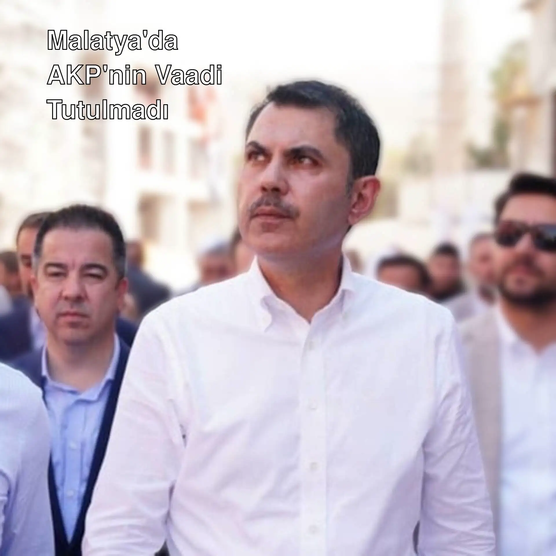 Bir grup adam takım elbise giymiş.