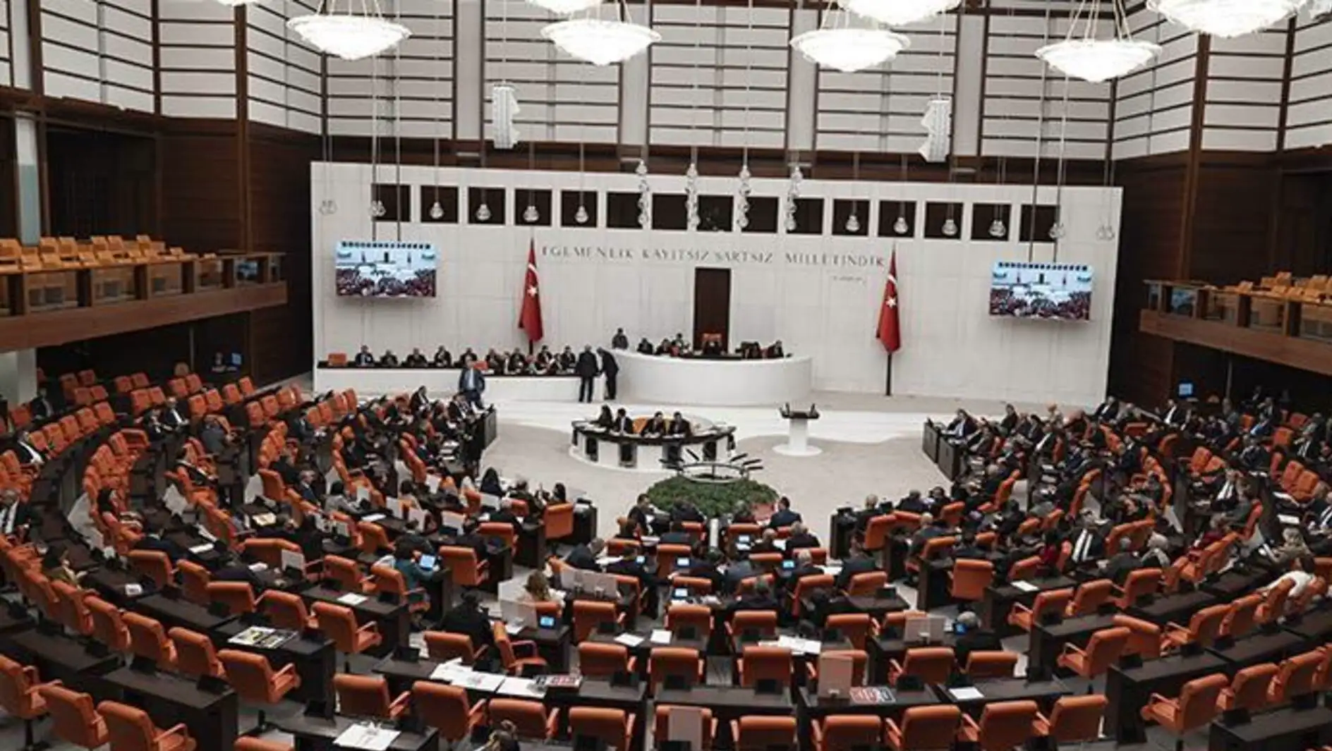TBMM toplantısı sırasında bir grup insan