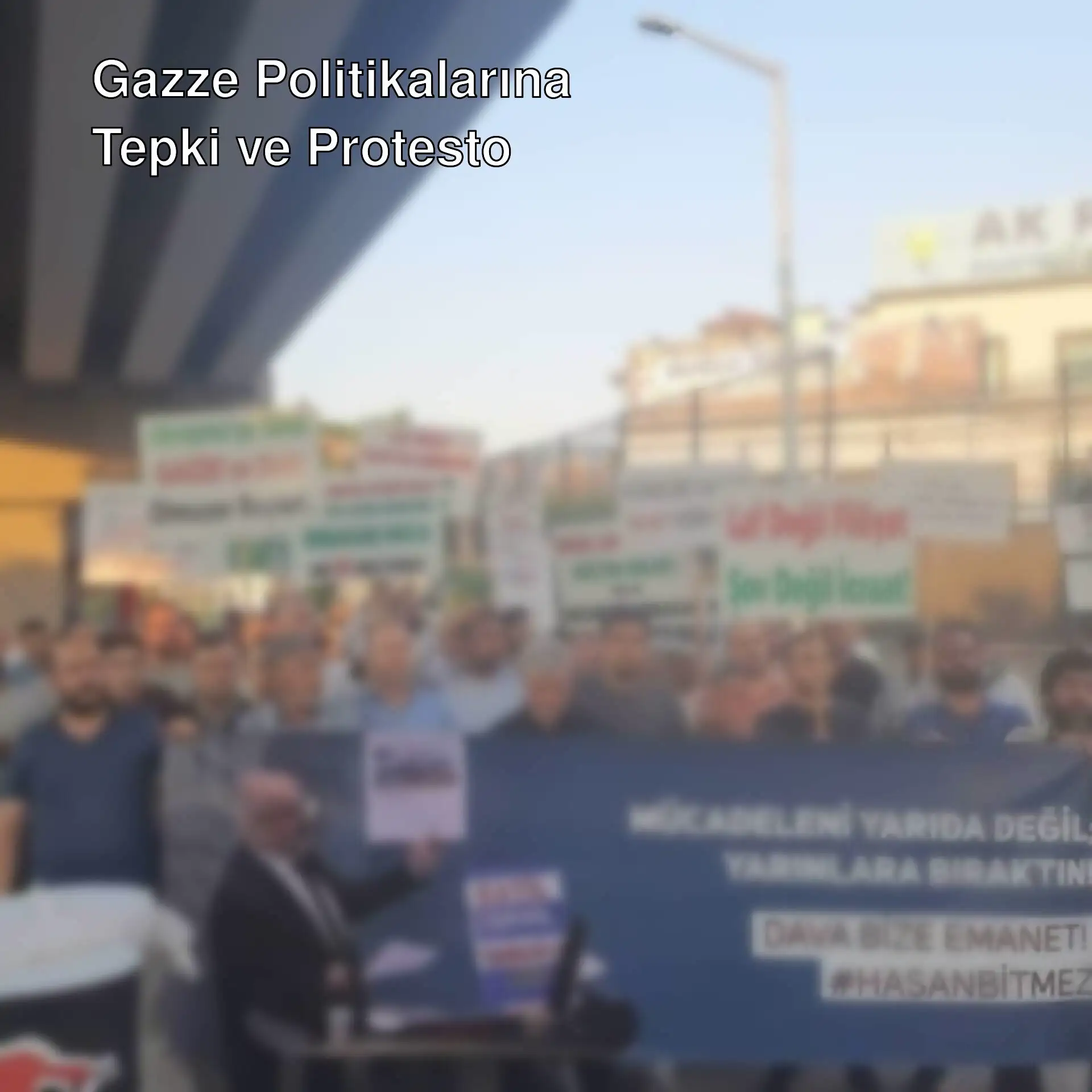 Bir grup insan pankartlar tutarak protesto yapıyor. Bir grup insan pankartlar tutarak protesto yapıyor.