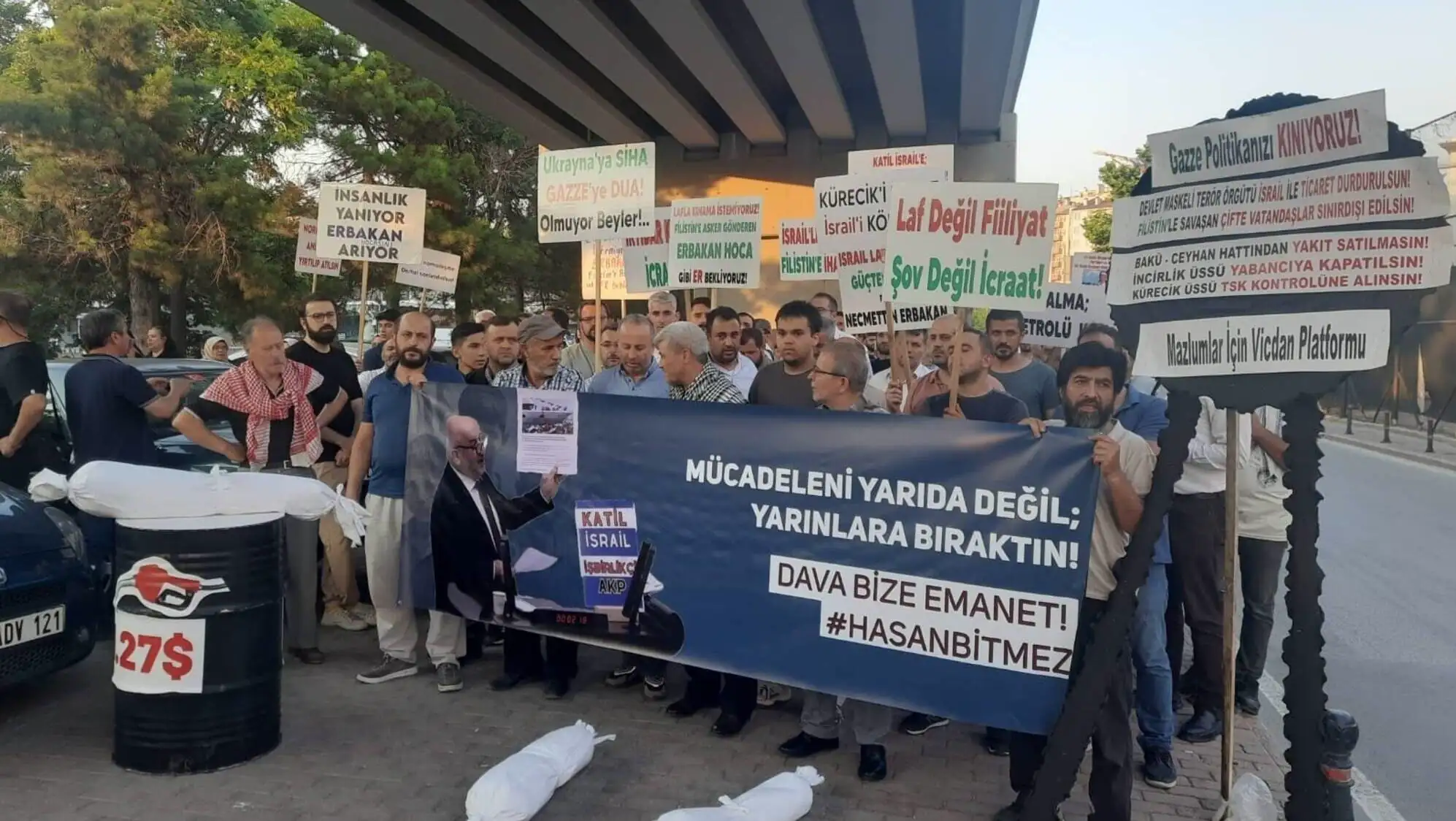 Protestocular, Gazze politikalarına tepki gösteriyor. Protestocular, Gazze politikalarına tepki gösteriyor.