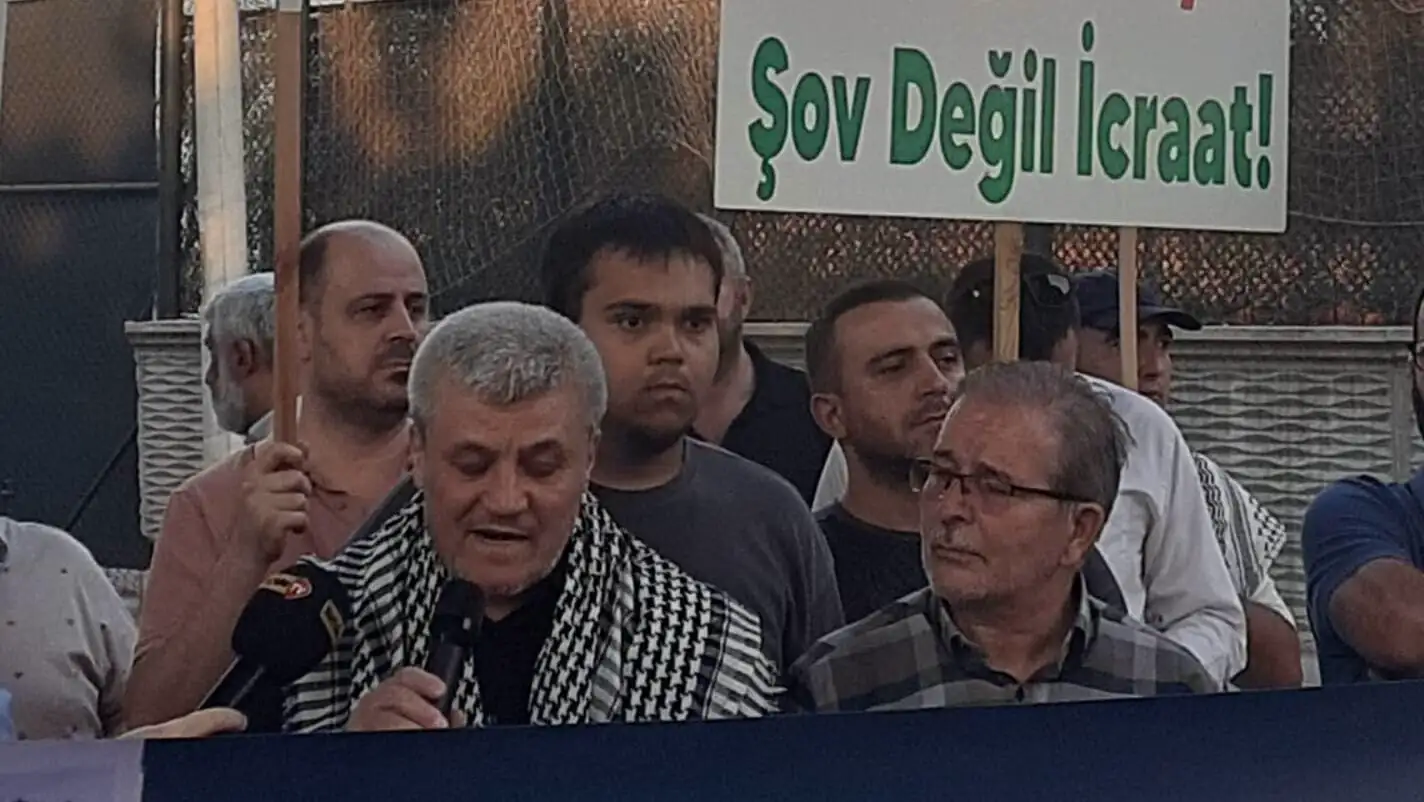 Protestocular, pankartlar tutarak iktidarı eleştiriyor. Protestocular, pankartlar tutarak iktidarı eleştiriyor.