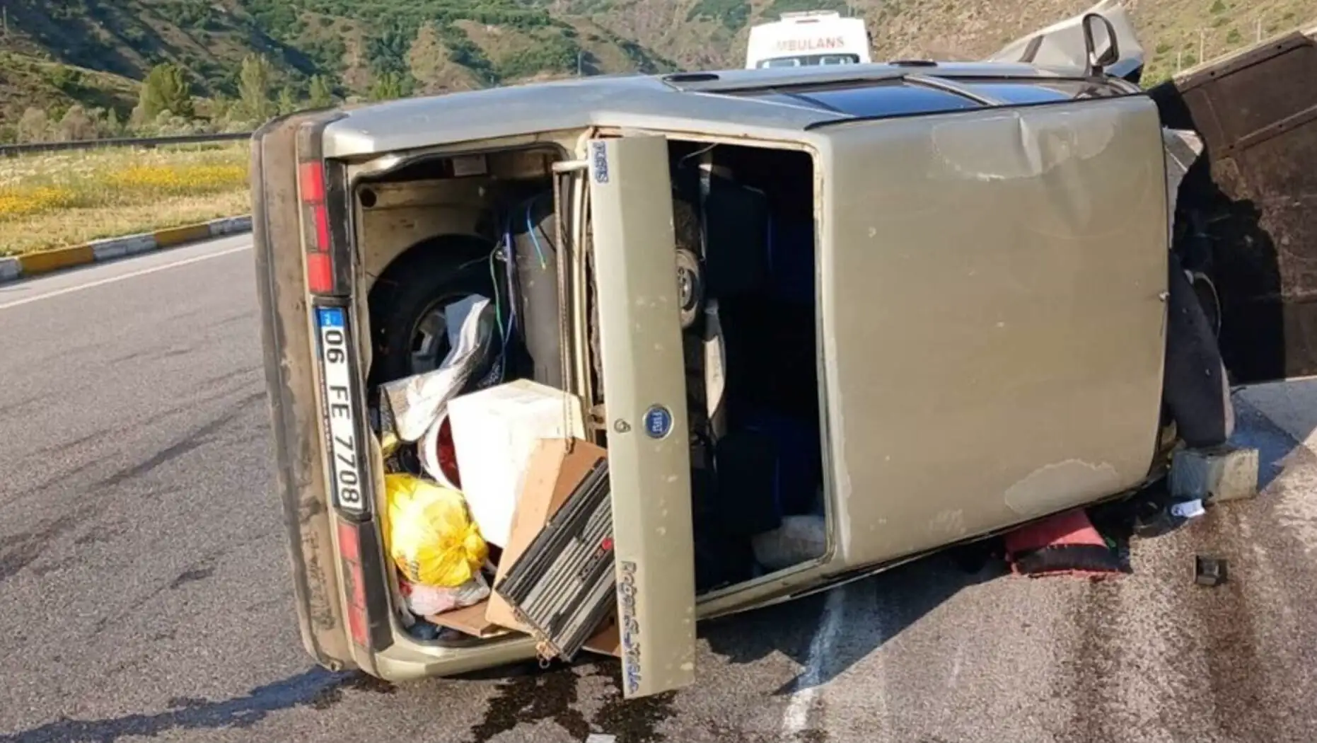 Yolda devrilmiş bir minibüs. Yolda devrilmiş bir minibüs.
