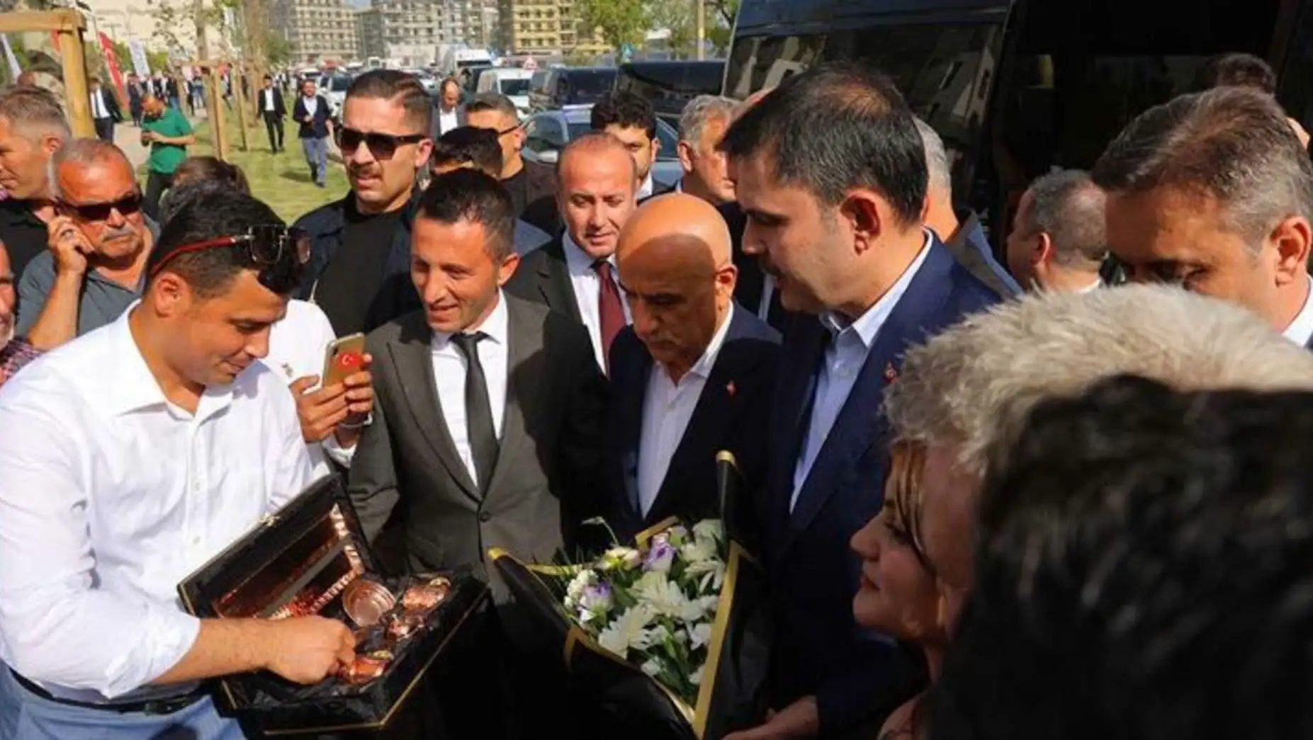 Devlet Bahçeli inspects the constructions in the earthquake area. Devlet Bahçeli inspects the constructions in the earthquake area.