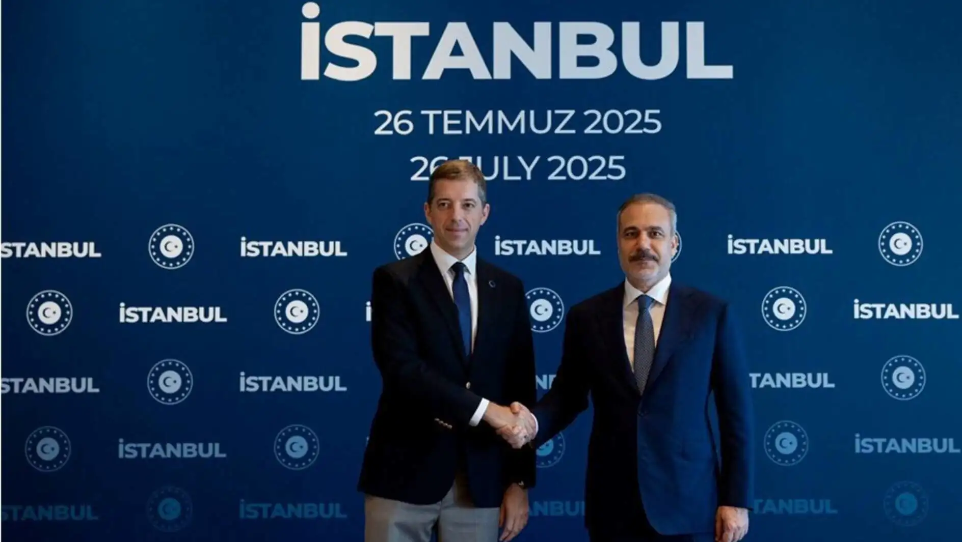 Dışişleri Bakanı Hakan Fidan, Sırbistan Dışişleri Bakanı ile el sıkışıyor.