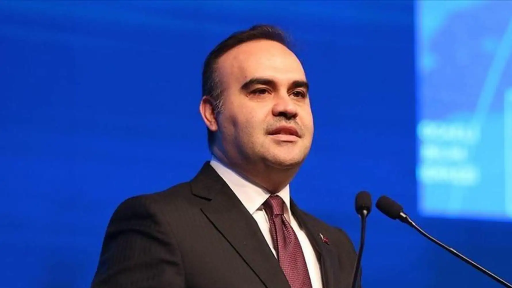Ahmet Akyol, ASELSAN Genel Müdürü, mikrofonun önünde duruyor.
