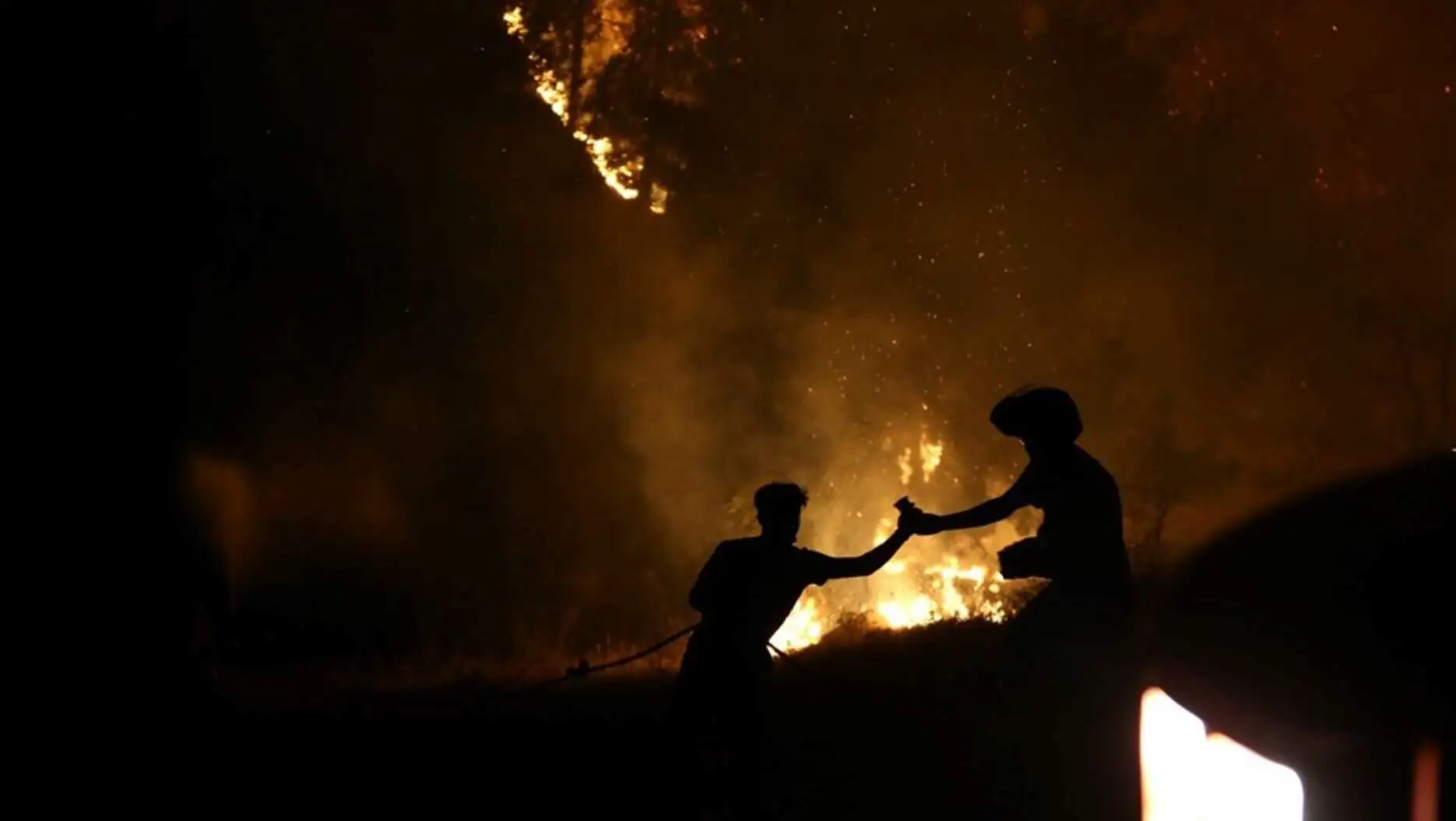 Citizens and teams are supporting the efforts in the fire area in Bursa.