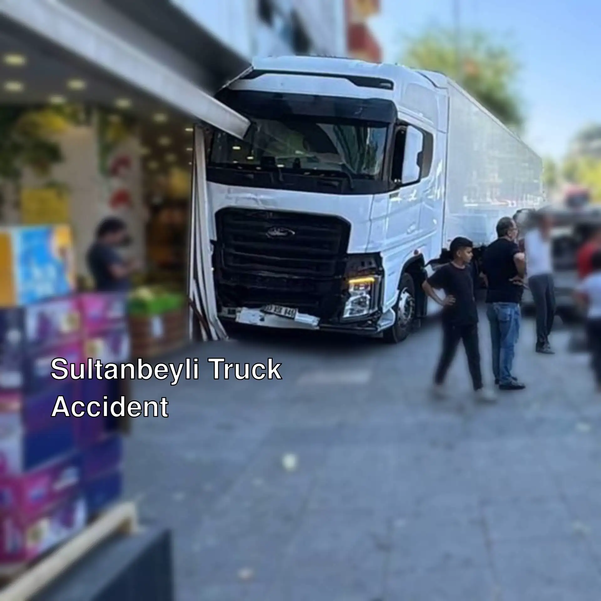 Moment when the truck crashed into the store in Sultanbeyli.