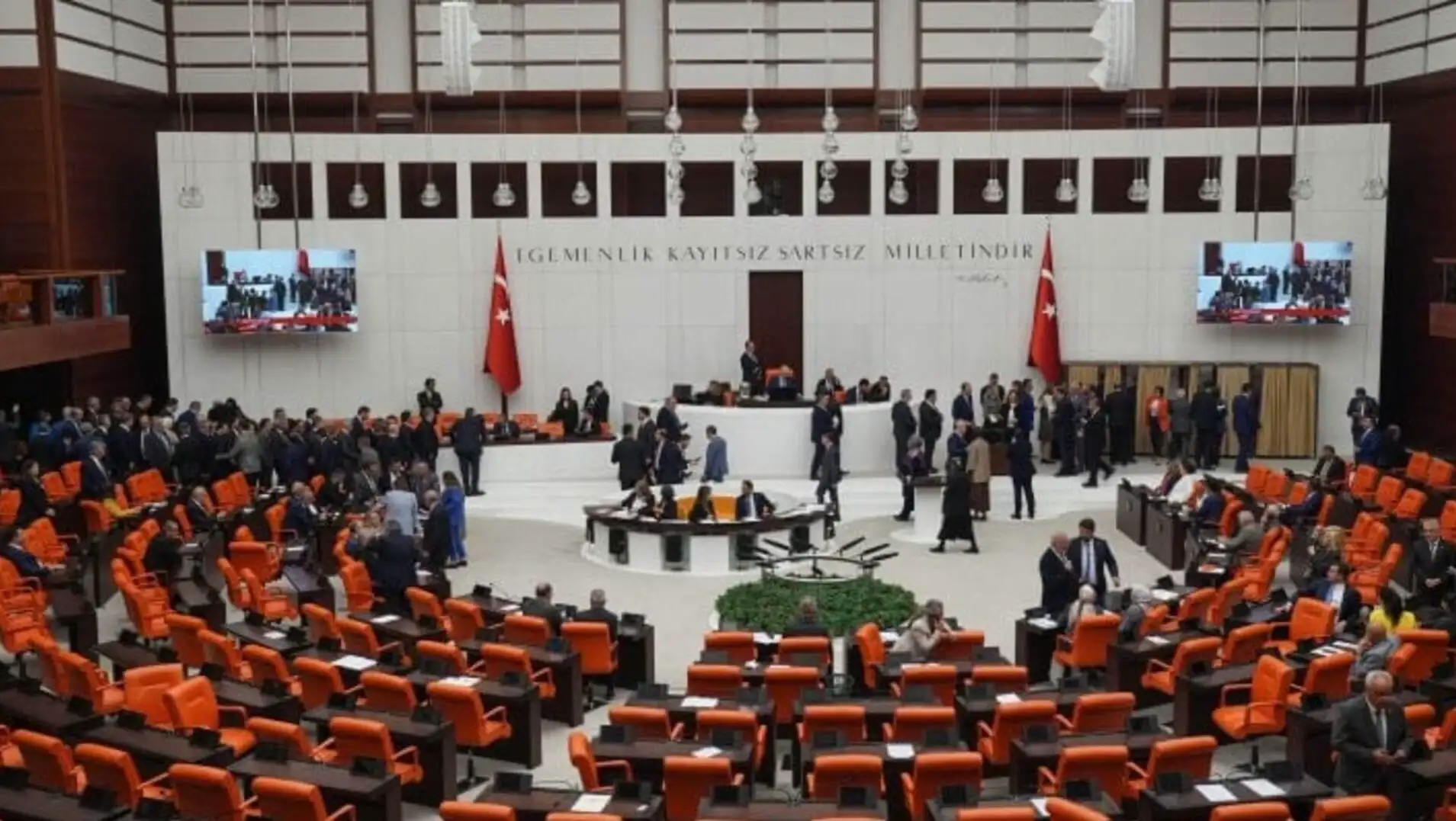 Bahçeli, komisyon toplantısında konuşma yapıyor.