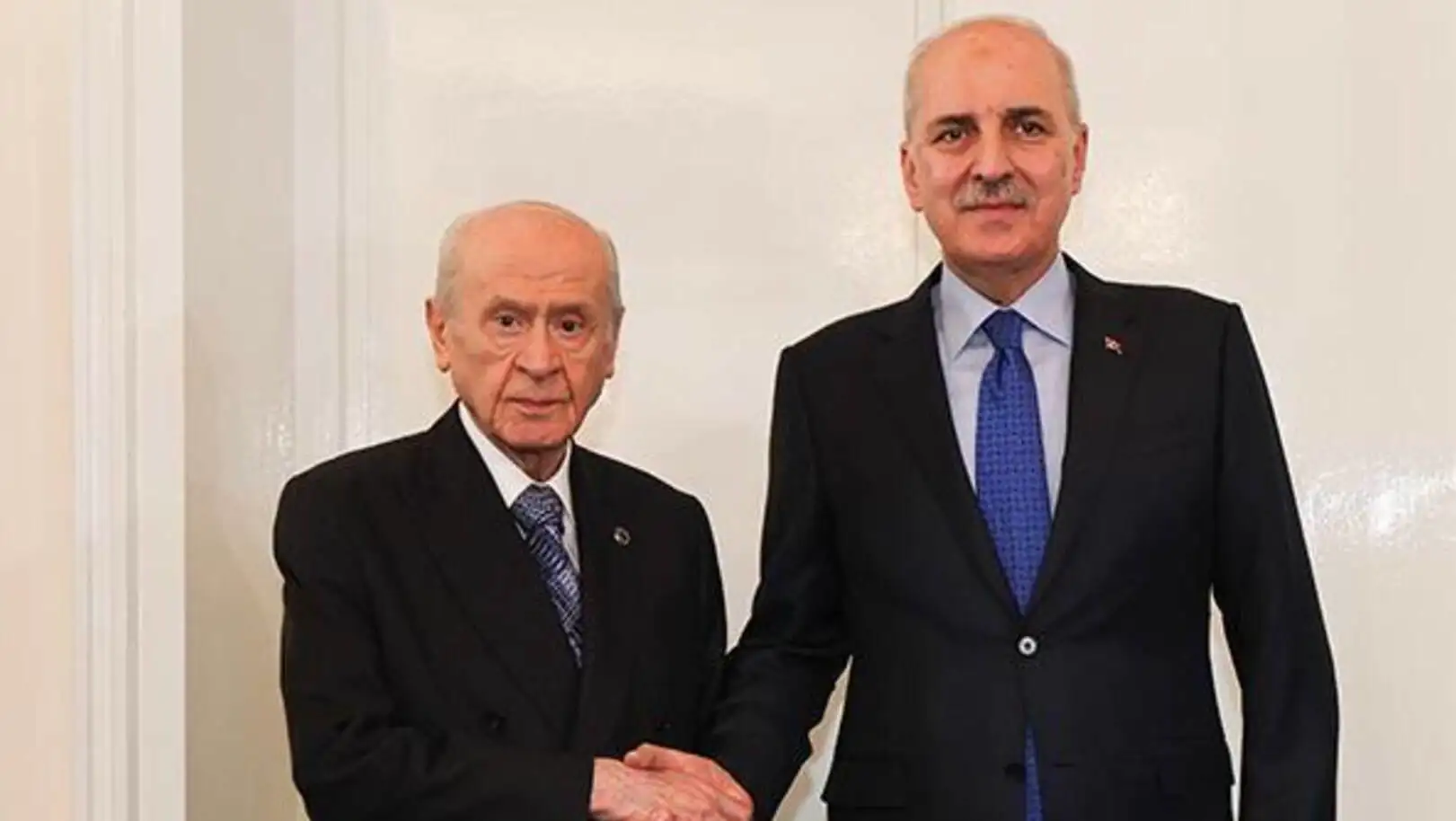 Bahçeli ve Kurtulmuş, komisyon hakkında görüş alışverişinde bulunuyor.