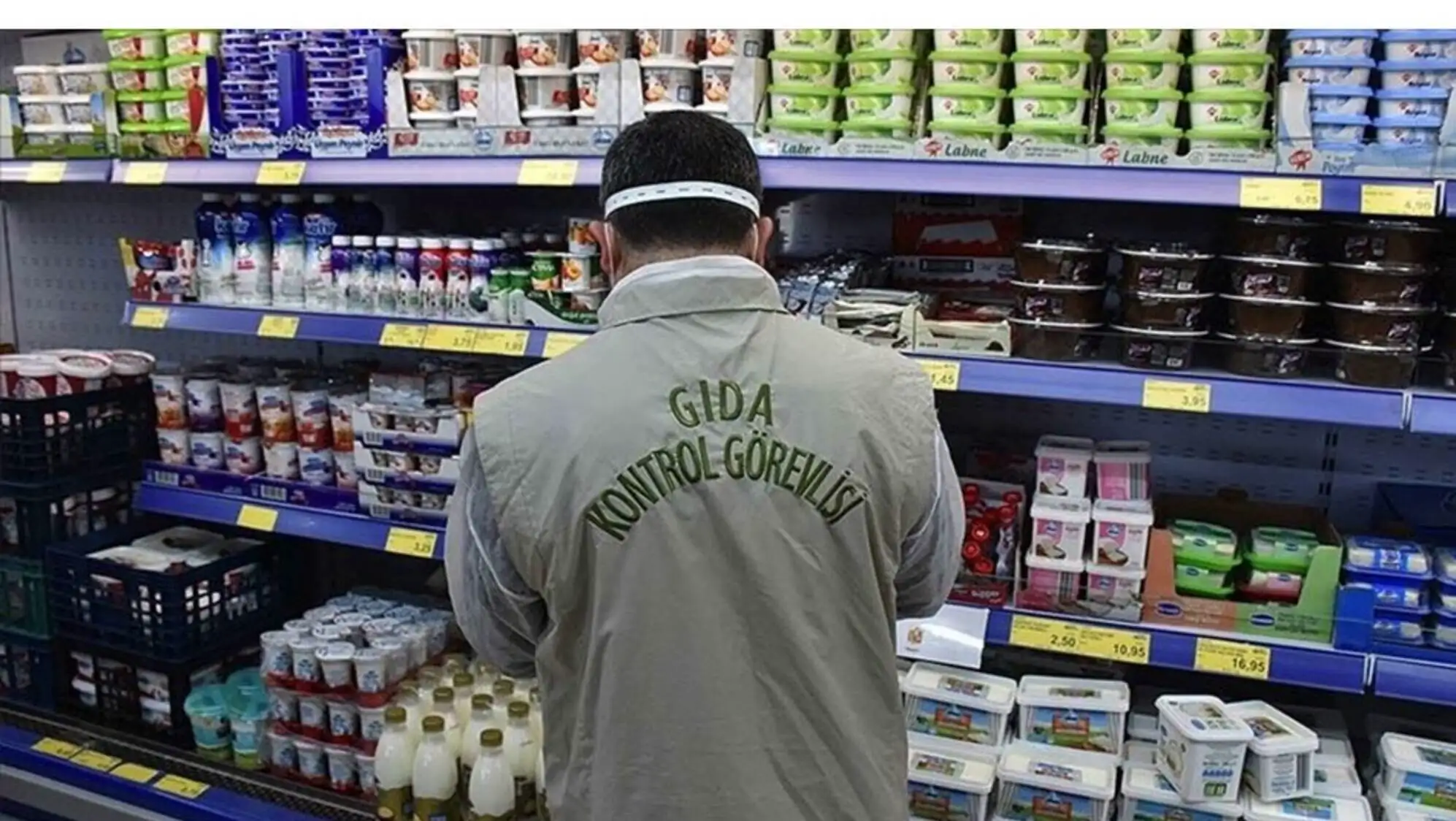 Bir kişi markette ürünlere bakıyor. Bir kişi markette ürünlere bakıyor.
