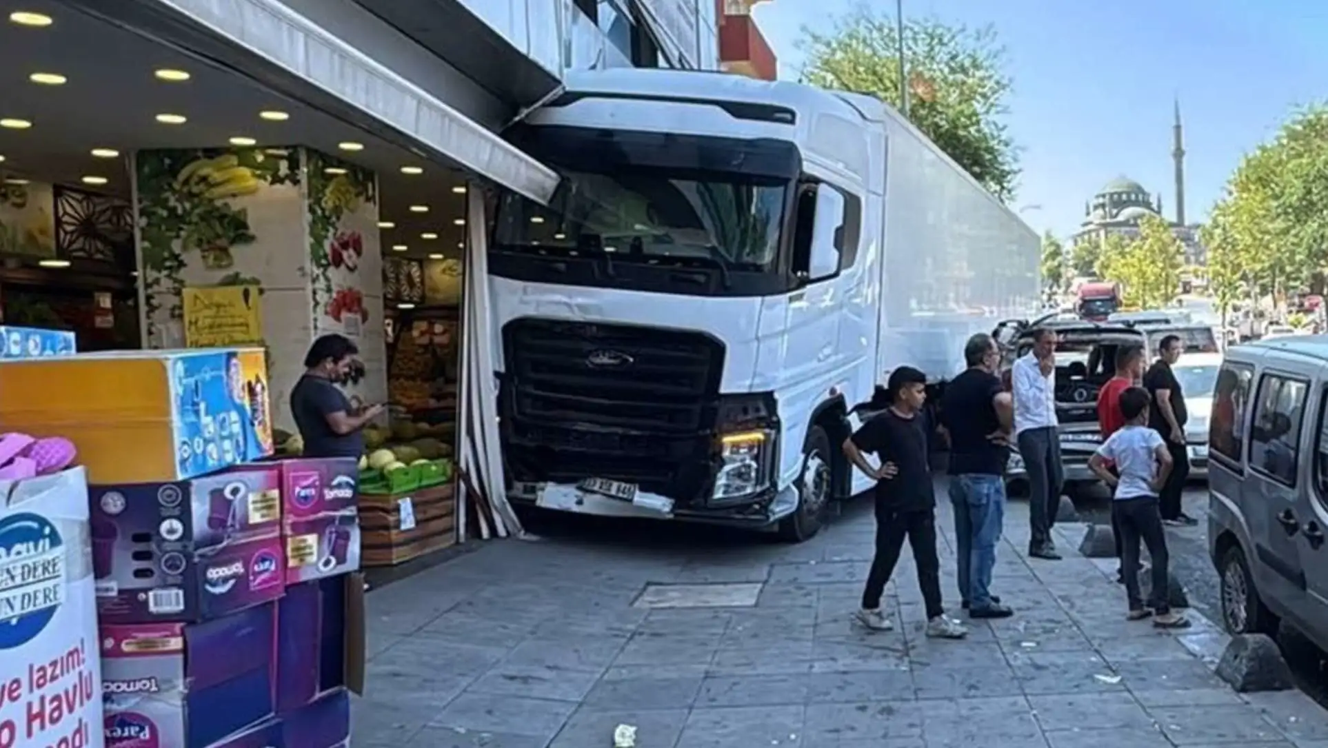 Kayan TIR'ın markete çarptığı an. Kayan TIR'ın markete çarptığı an.