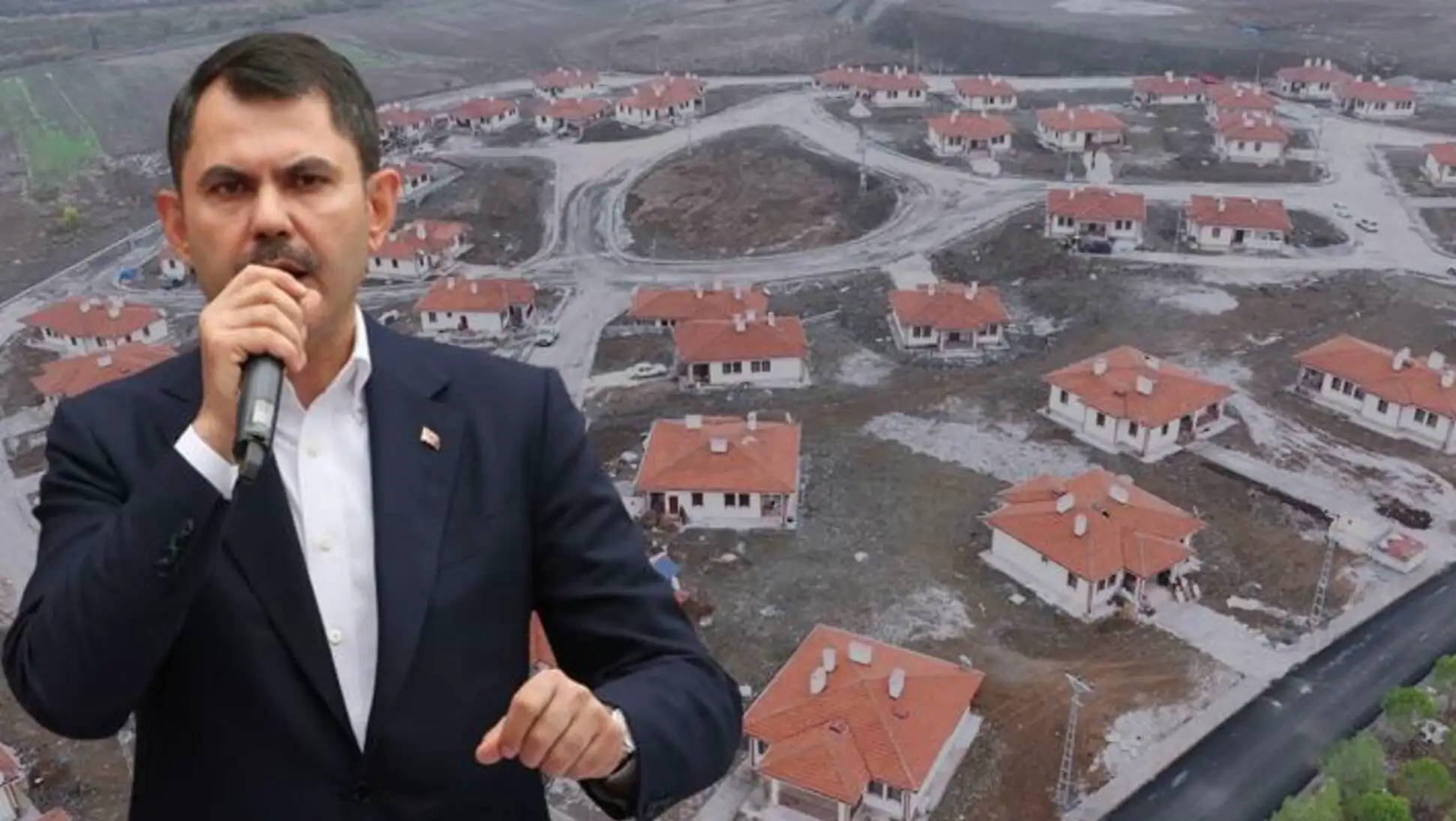 Bakan Kurum, köy evlerinin önünde. Bakan Kurum, köy evlerinin önünde.