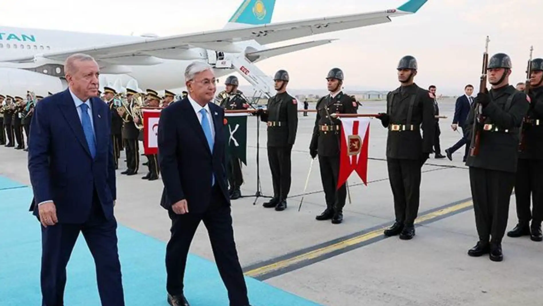 President Erdoğan and Kazakhstan's President Tokayev pose for the press. President Erdoğan and Kazakhstan's President Tokayev pose for the press.