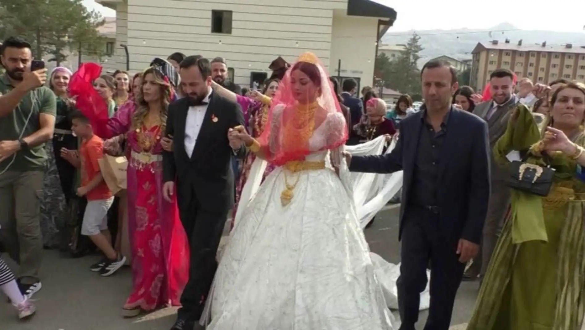 Bride Melike Kaylı received numerous gifts during the wedding. Bride Melike Kaylı received numerous gifts during the wedding.