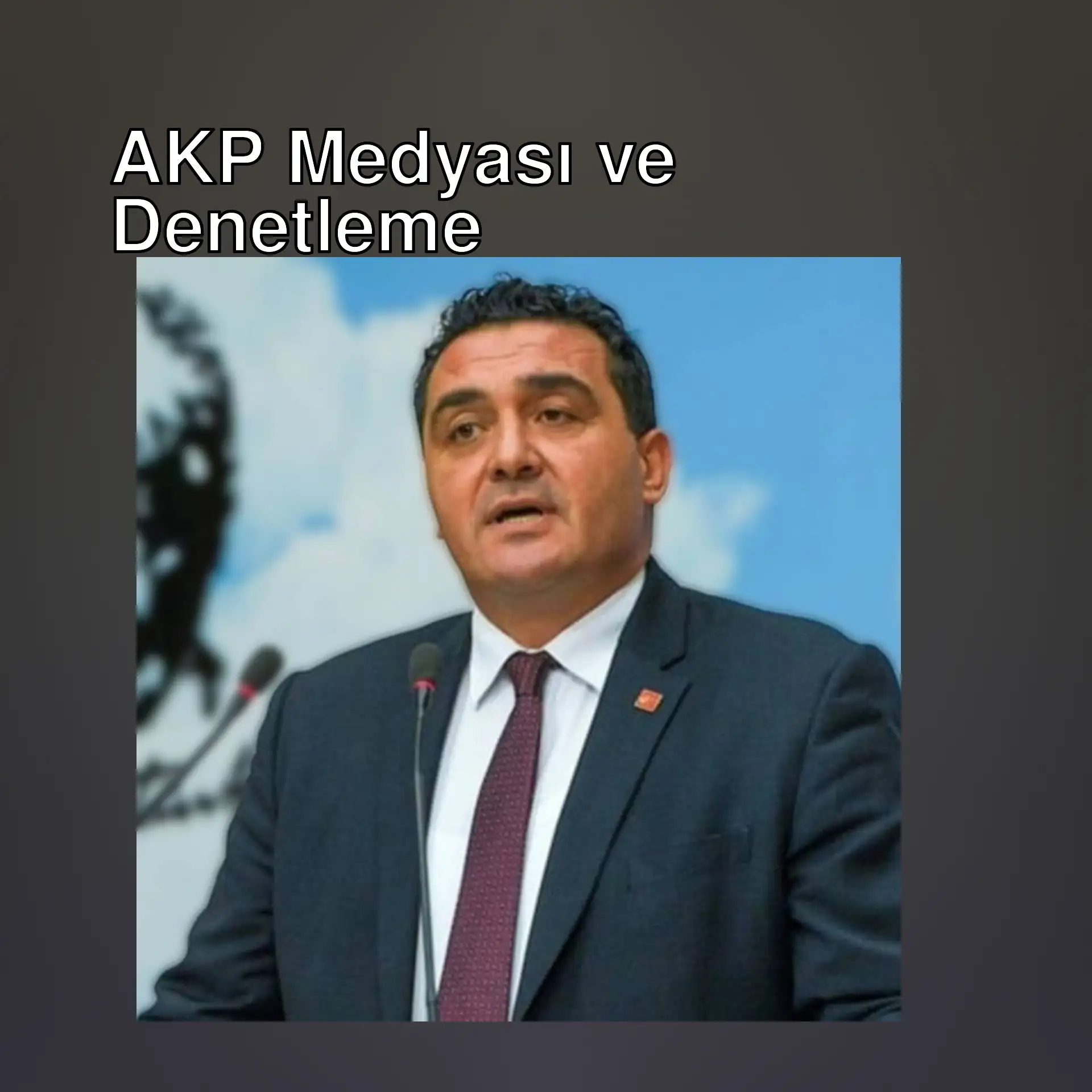 Bir adam mikrofonlara konuşuyor. Bir adam mikrofonlara konuşuyor.