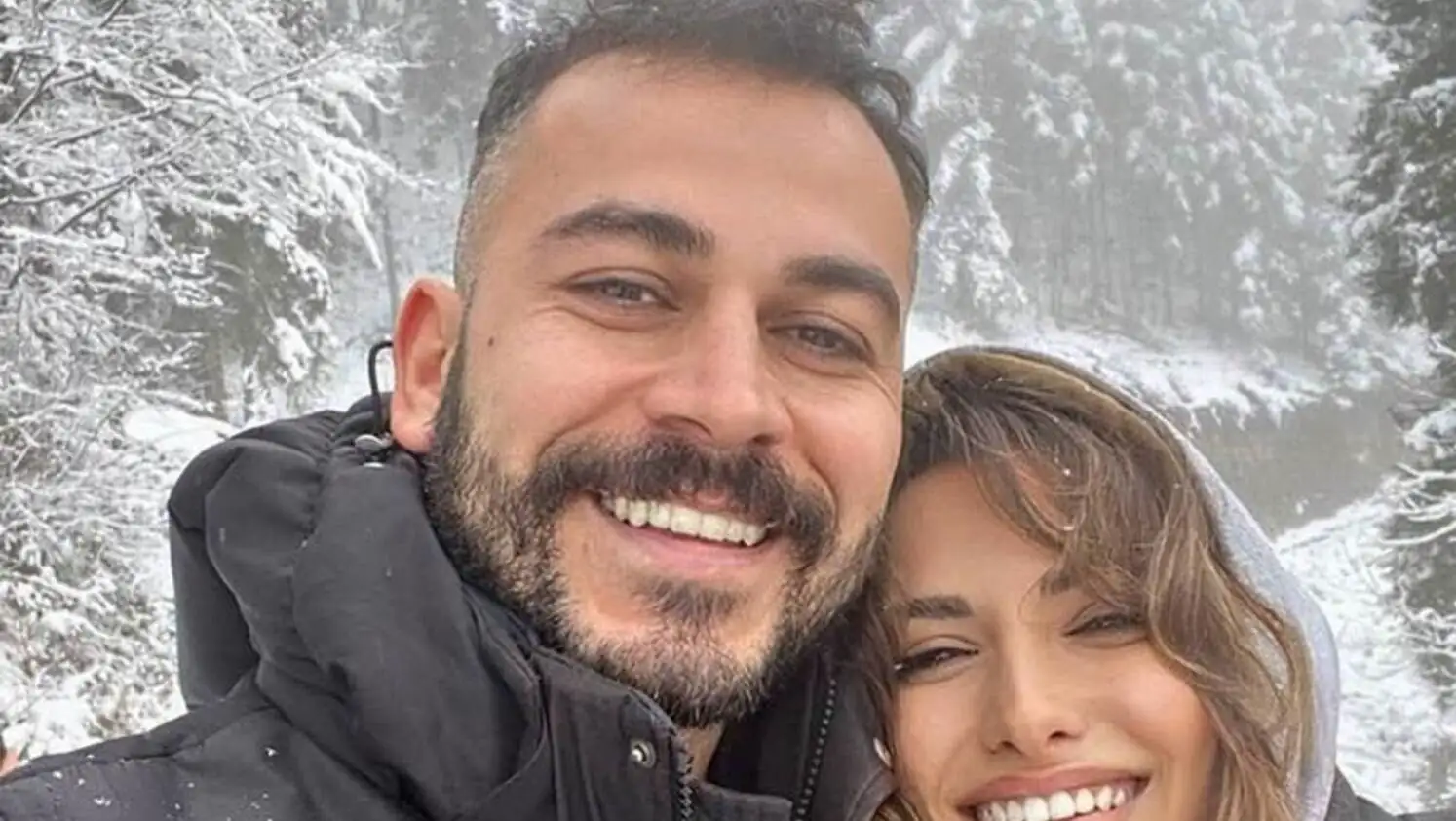 Bir kadın ve erkeğin karda selfie çektiği anlar.