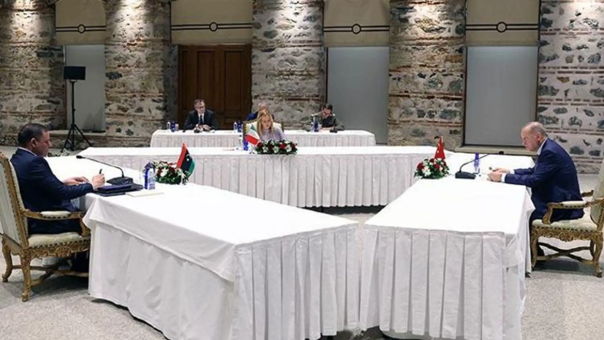 Cumhurbaşkanı Erdoğan, Meloni ve Dibeybe ile Dolmabahçe'de görüşme. Cumhurbaşkanı Erdoğan, Meloni ve Dibeybe ile Dolmabahçe'de görüşme.