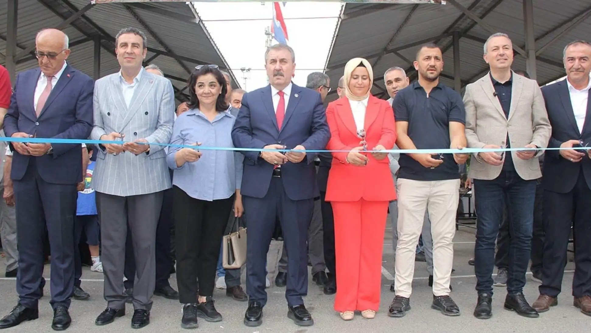 Mustafa Destici, basın toplantısında açıklamalarda bulunuyor. Mustafa Destici, basın toplantısında açıklamalarda bulunuyor.