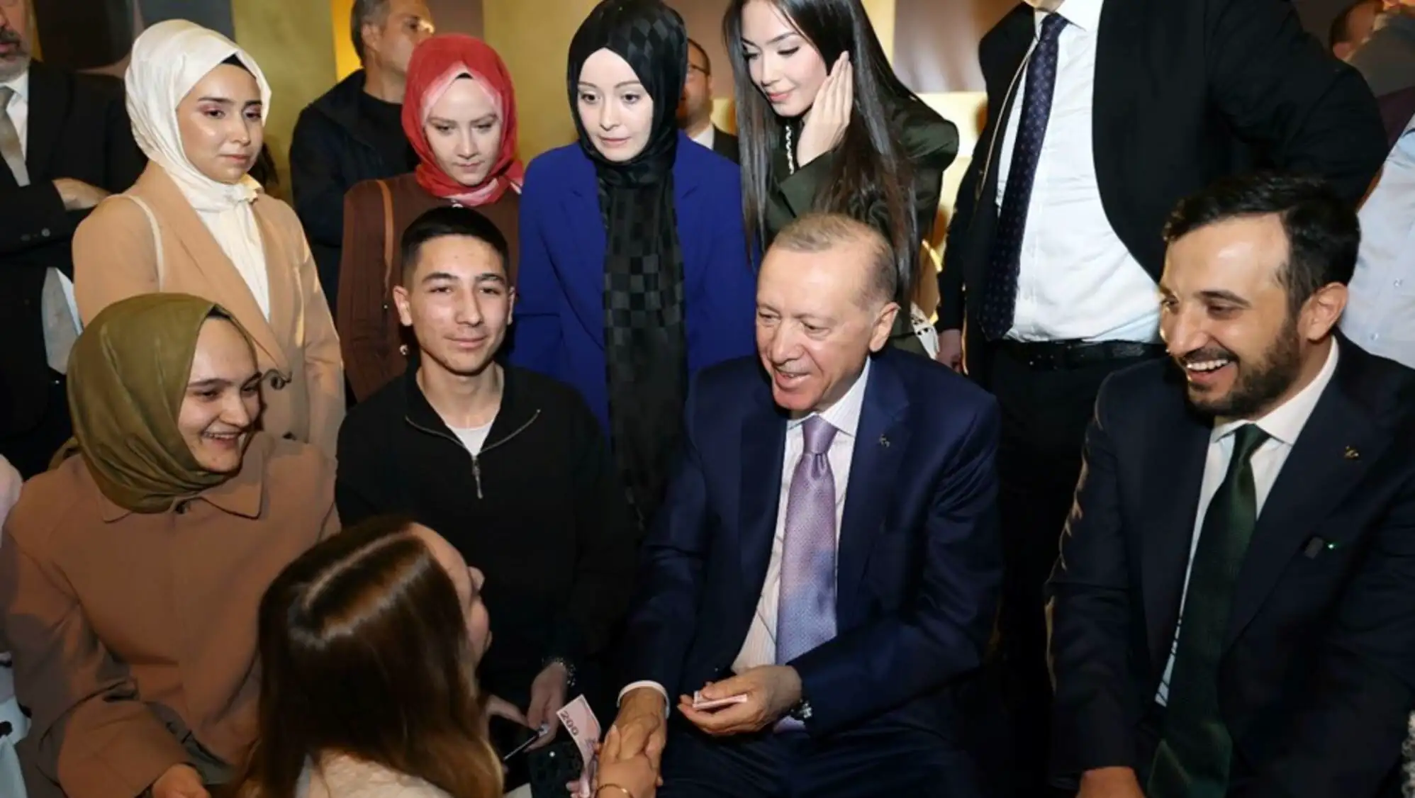 President Erdoğan is chatting with the youth. President Erdoğan is chatting with the youth.