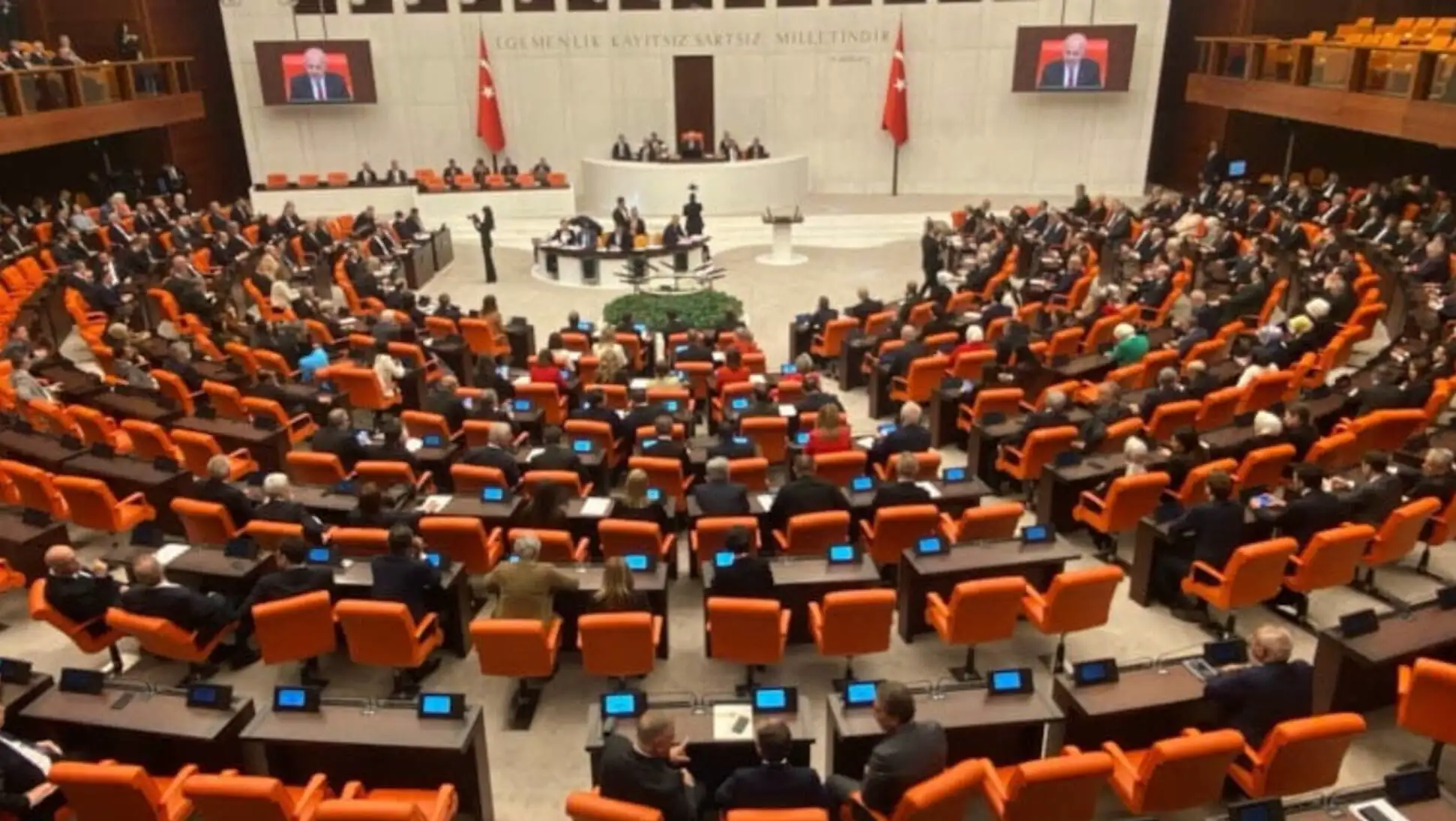 Bir grup insan yuvarlak bir podiumda oturuyor. Bir grup insan yuvarlak bir podiumda oturuyor.