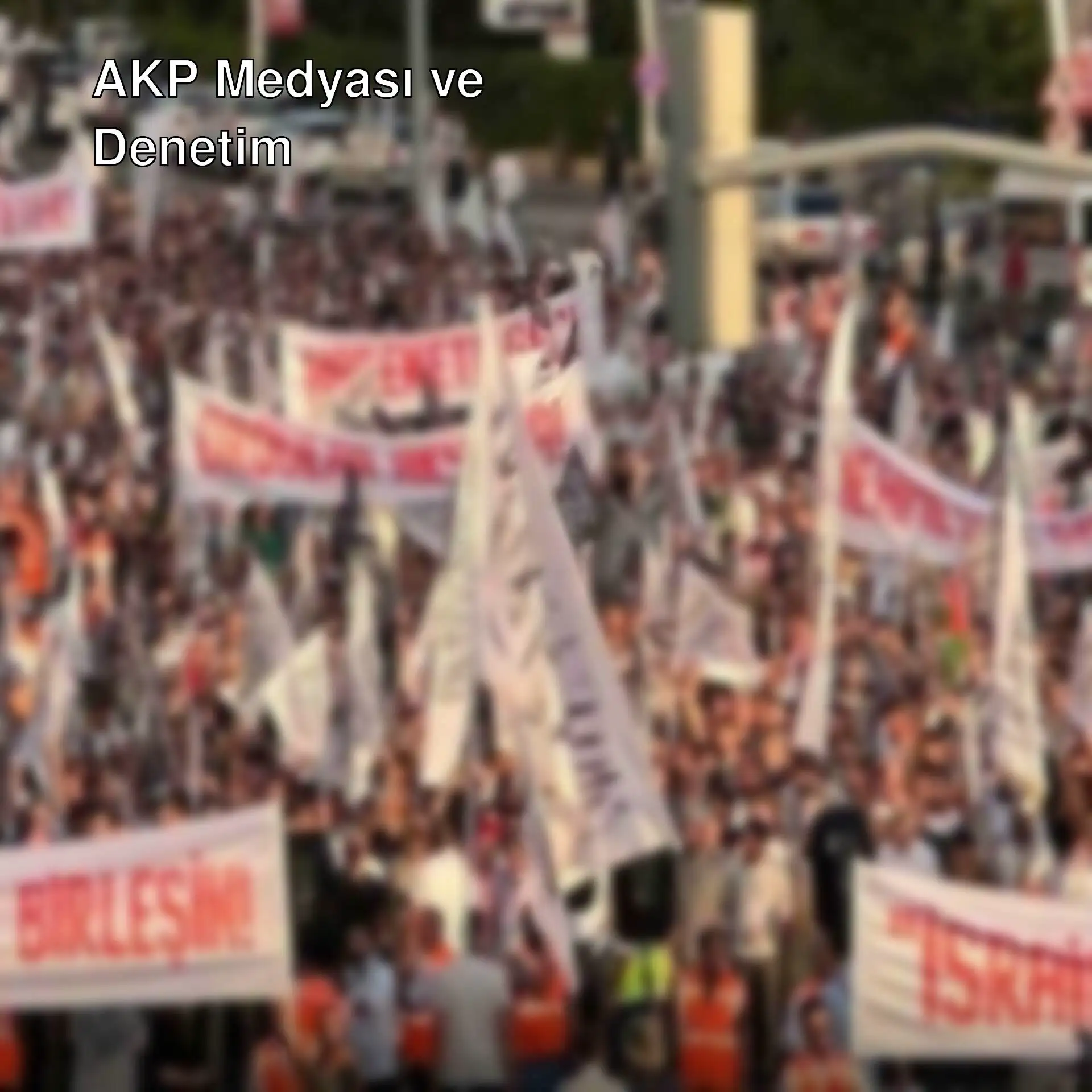Bir grup insan pankartlar tutuyor. Bir grup insan pankartlar tutuyor.