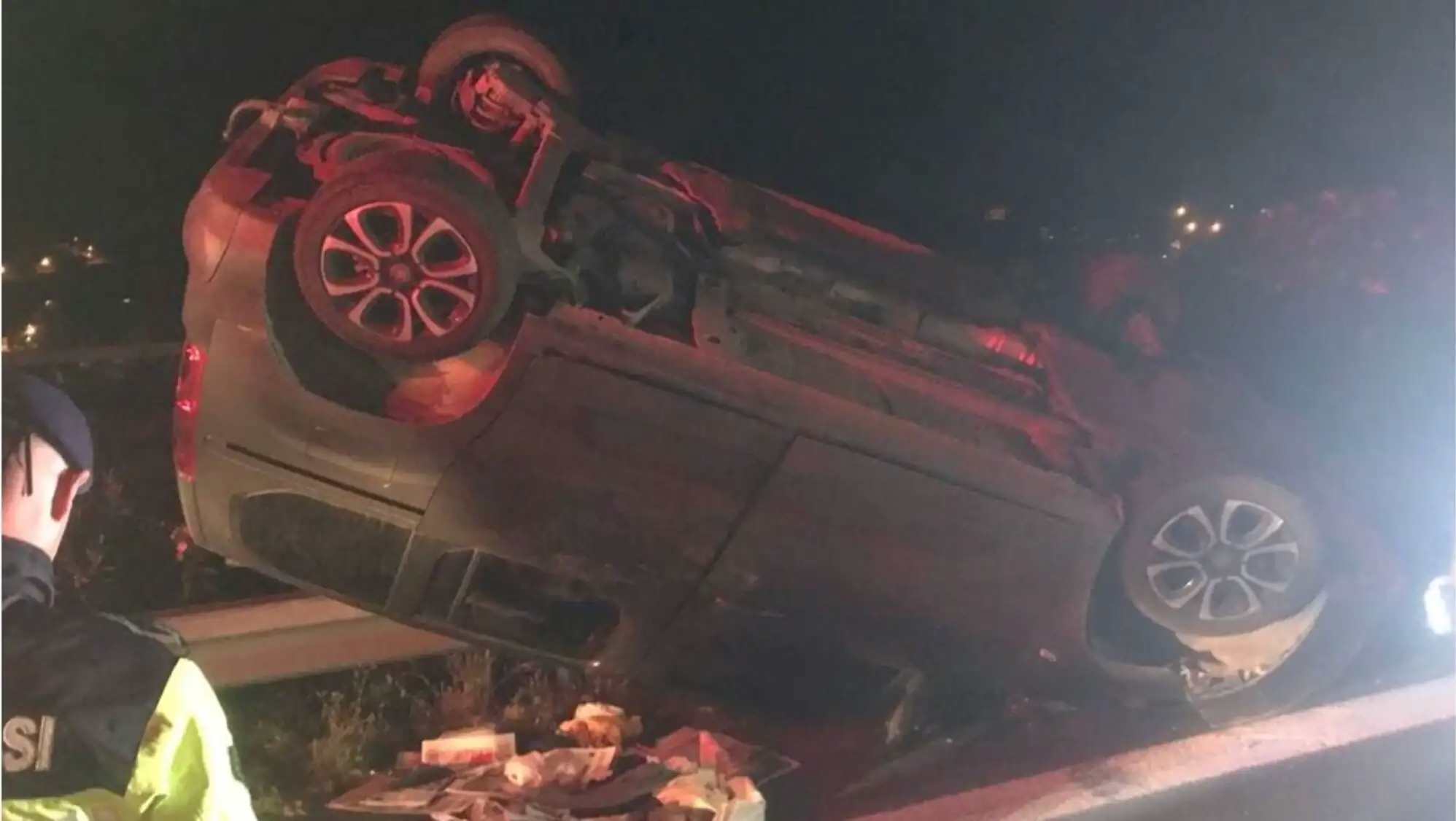 Bir otomobilin yolda devrildiği anlar. Beş yaralı. Bir otomobilin yolda devrildiği anlar. Beş yaralı.