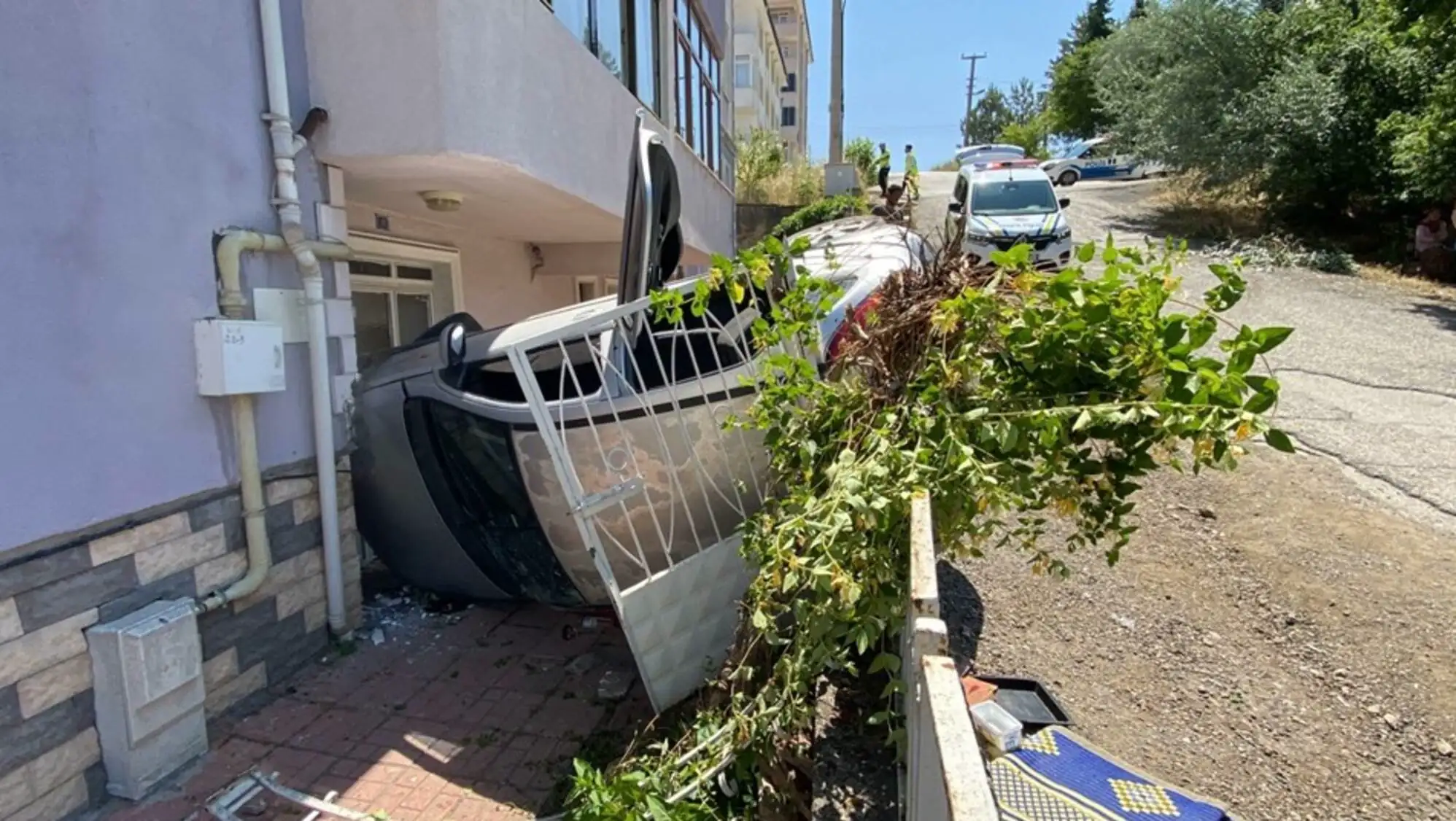 Bir otomobilin bir binaya çarptığı anlar. Beş yaralı. Bir otomobilin bir binaya çarptığı anlar. Beş yaralı.