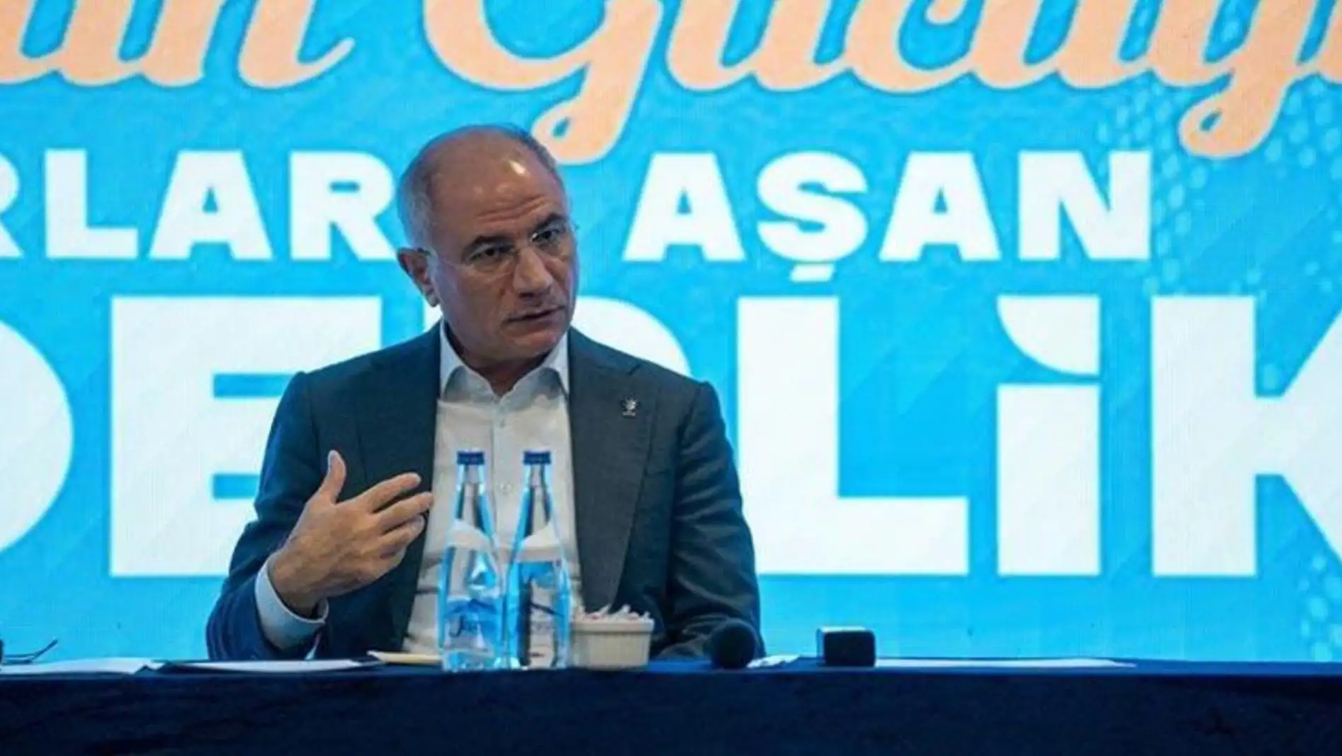 AK Parti'nin komisyon toplantısında katılımcılar.