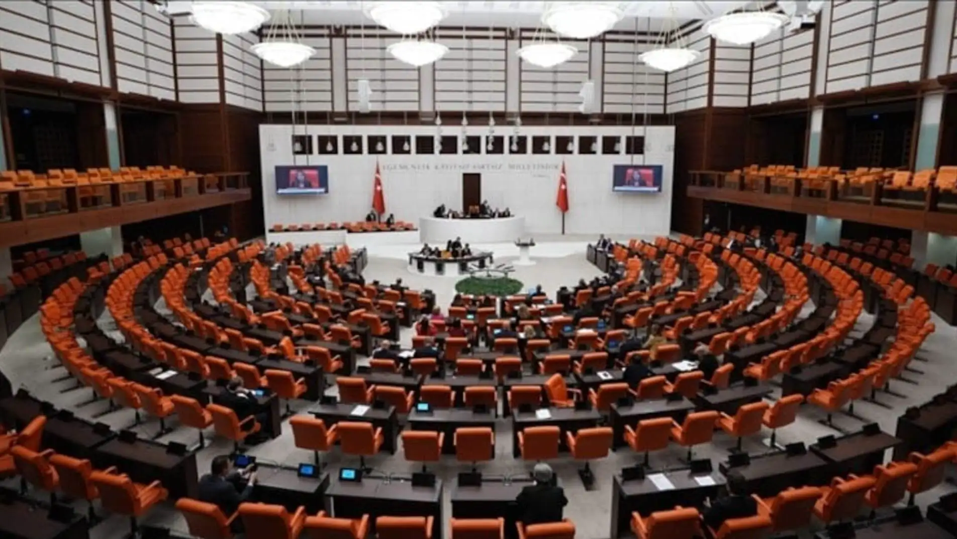 TBMM toplantısı sırasında yuvarlak bir odada insanlar.